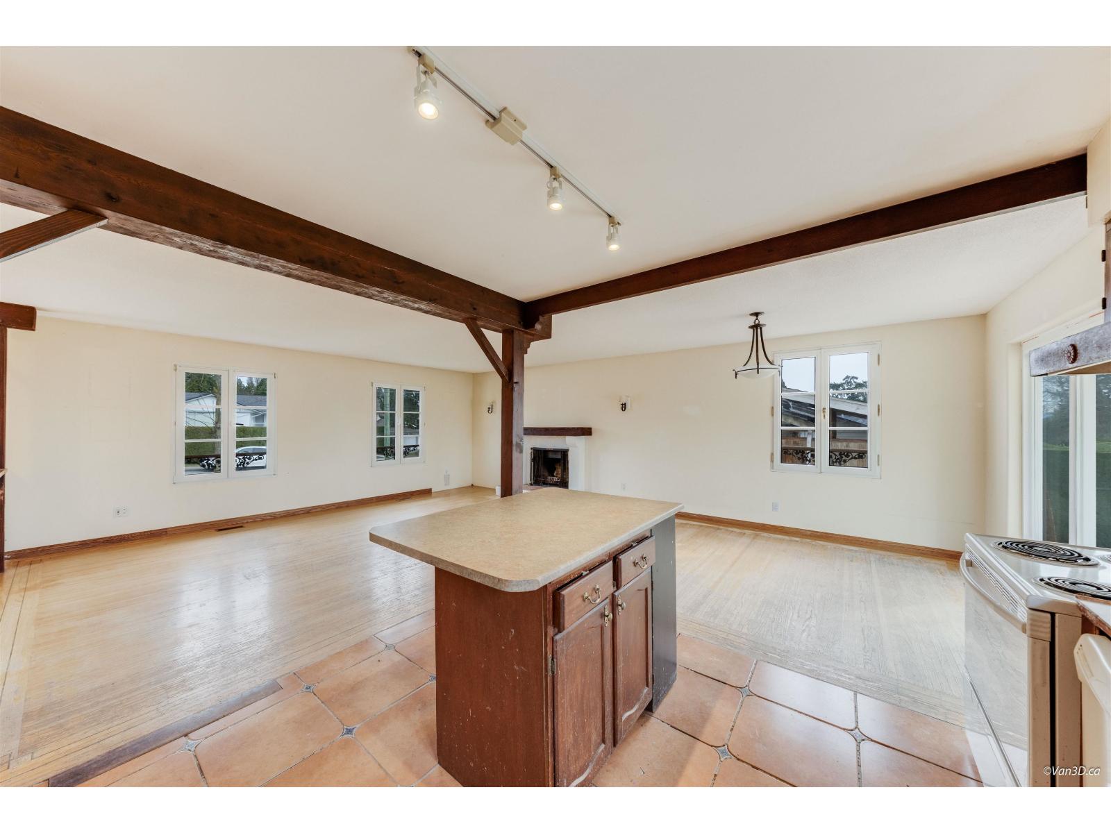 15894 THRIFT AVENUE, White Rock