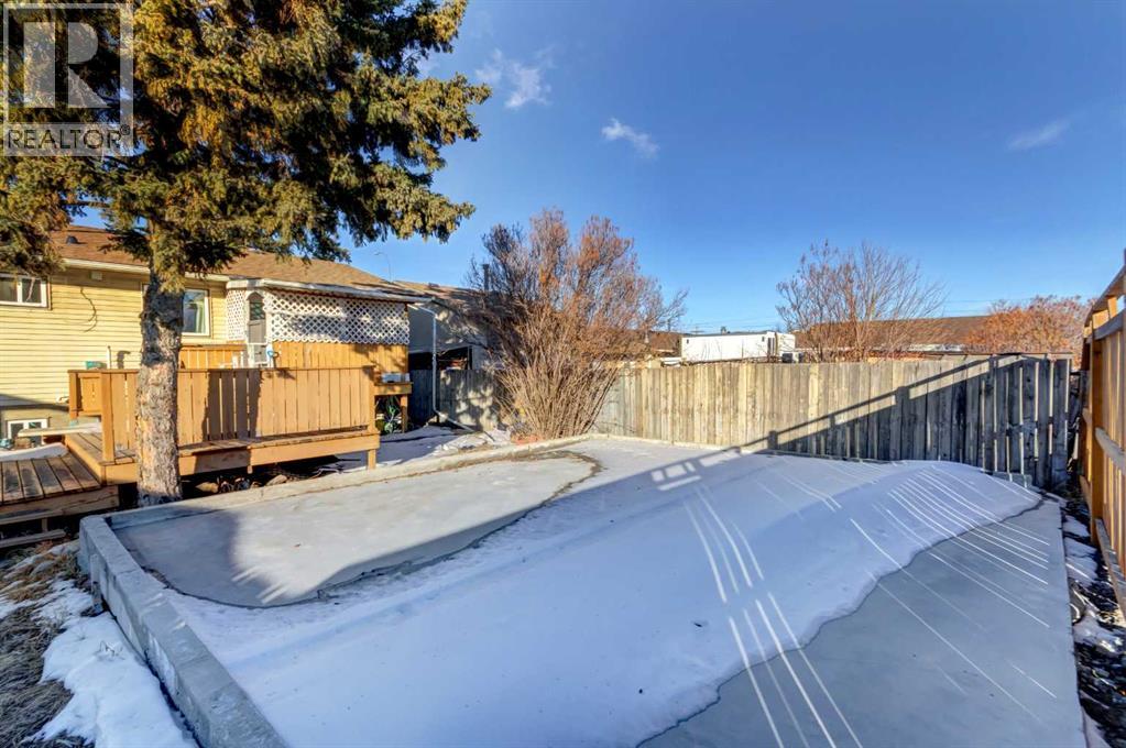 Single Family House Bi-level for Sale in  Pinecliff Drive NE Pineridge Calgary 