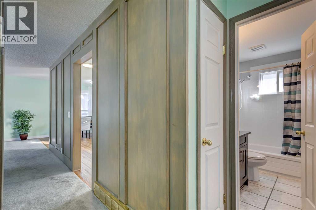 Single Family House Bi-level for Sale in  Pinecliff Drive NE Pineridge Calgary 