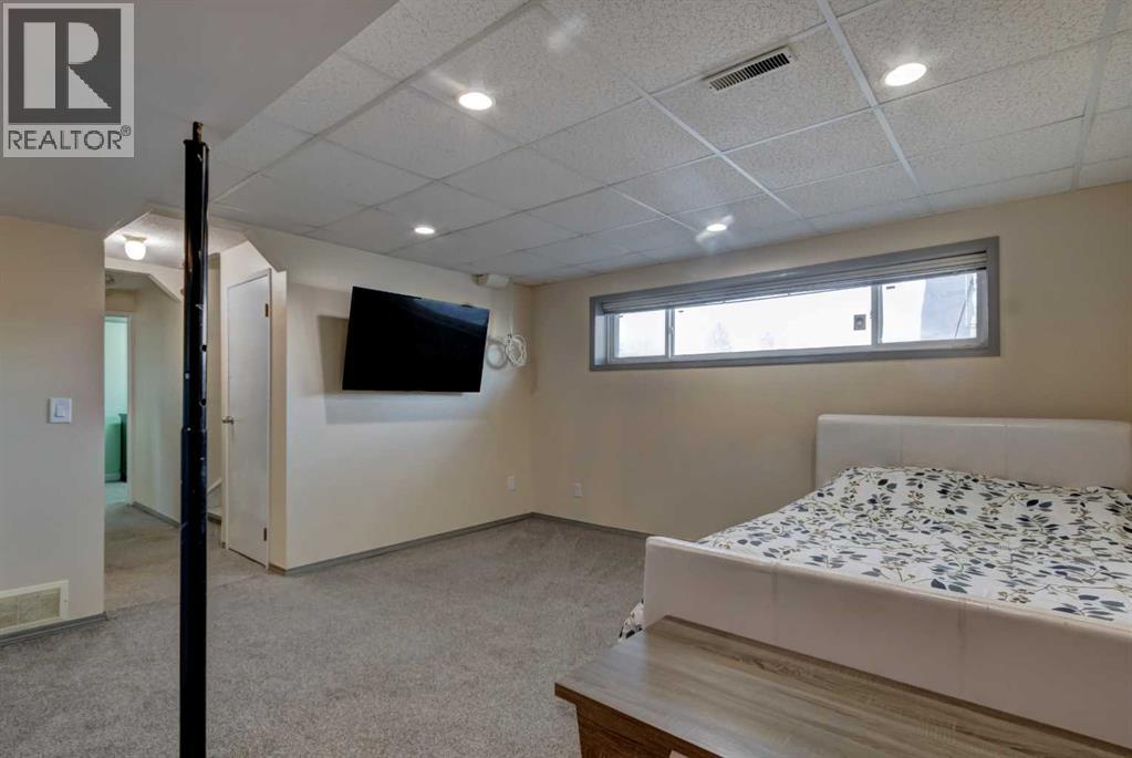 Single Family House Bi-level for Sale in  Pinecliff Drive NE Pineridge Calgary 