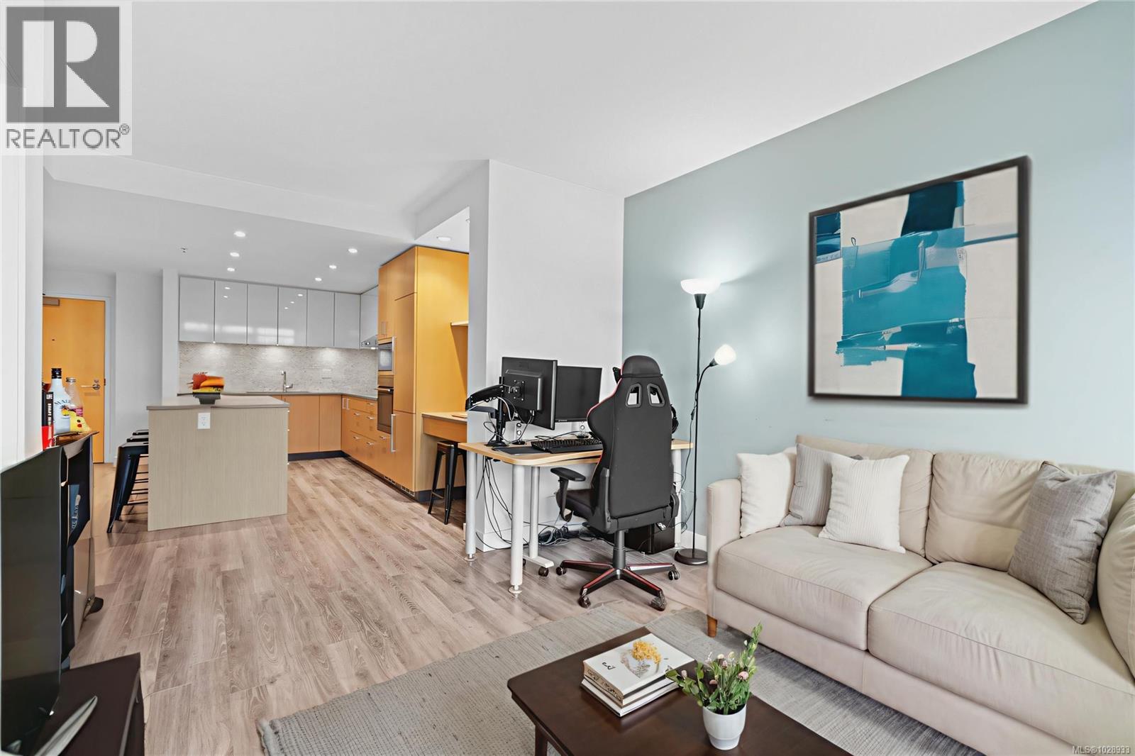 #305 838 BROUGHTON ST - 10