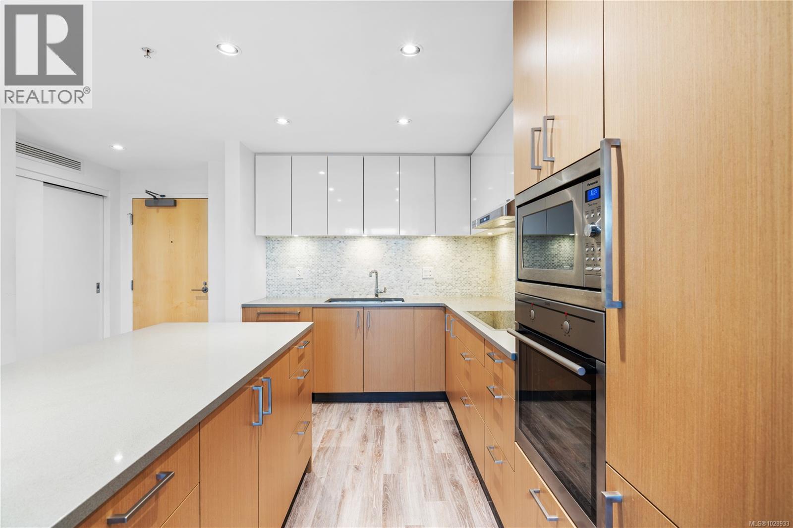 #305 838 BROUGHTON ST - 5