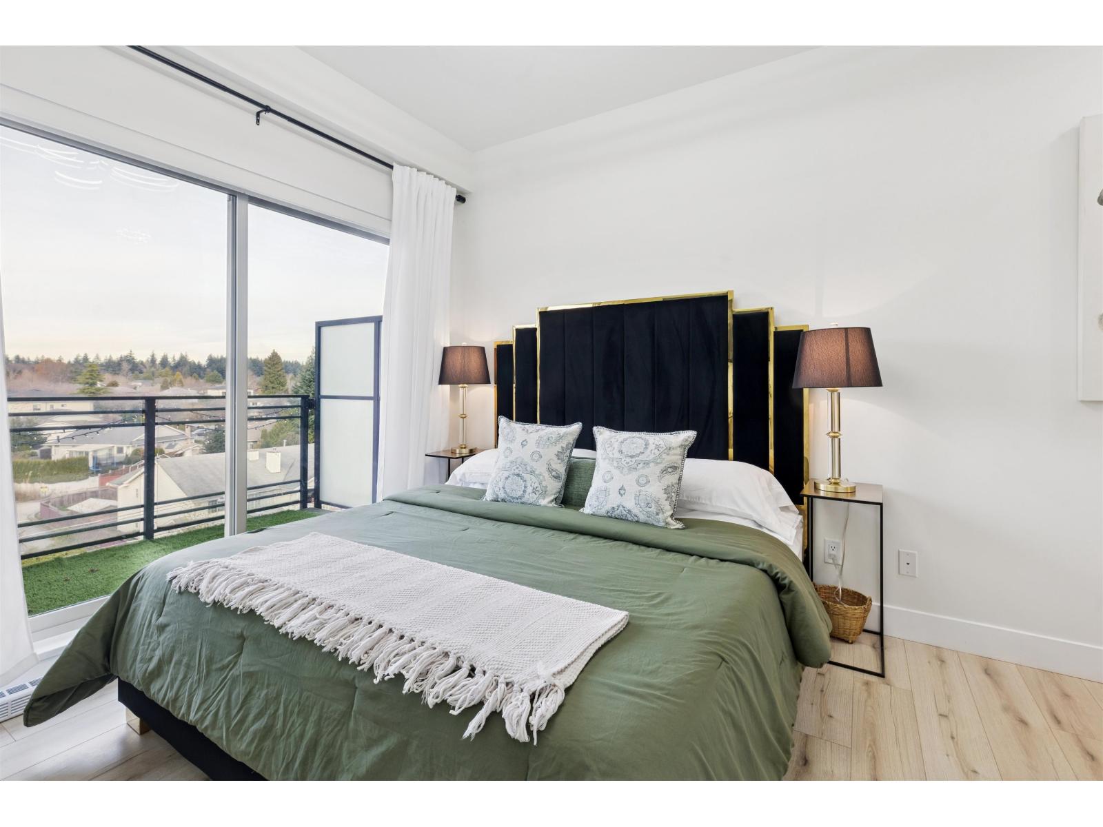 501 14022 NORTH BLUFF ROAD, White Rock