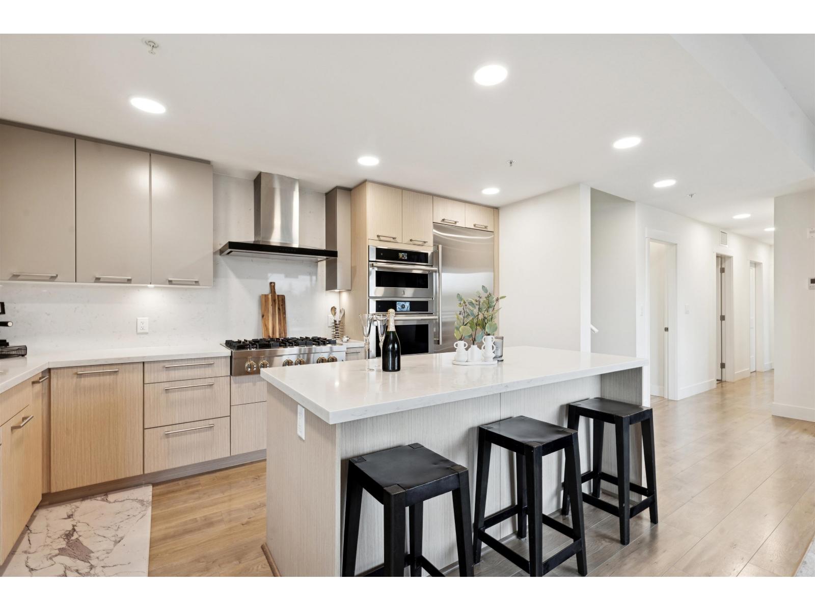 501 14022 NORTH BLUFF ROAD, White Rock