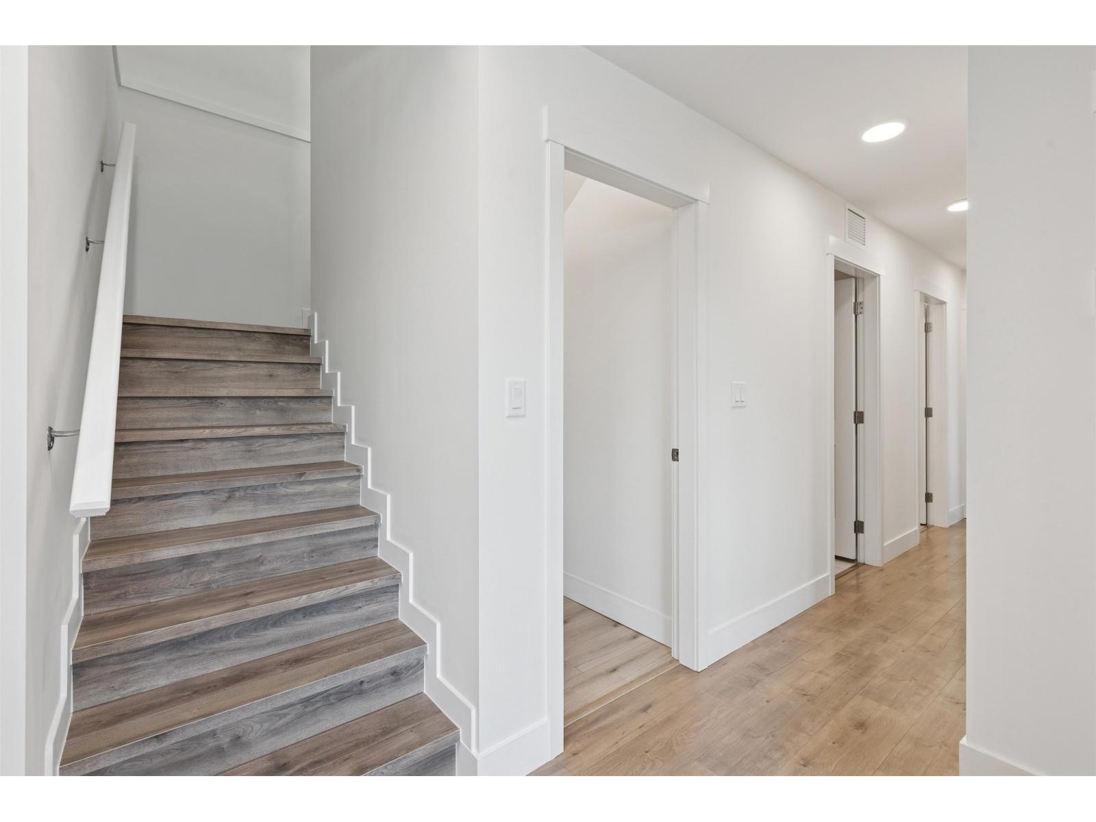 501 14022 NORTH BLUFF ROAD, White Rock