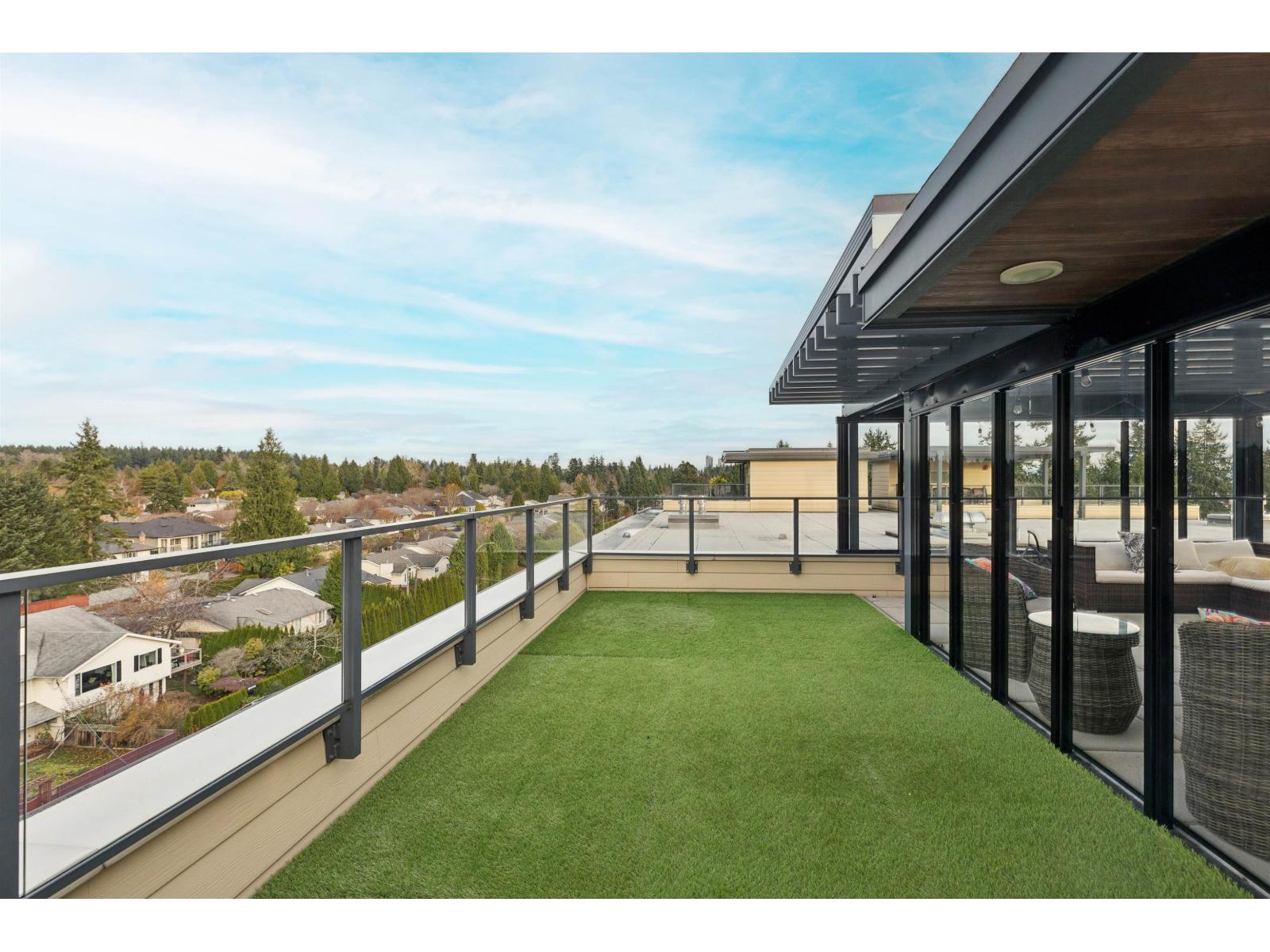 501 14022 NORTH BLUFF ROAD, White Rock