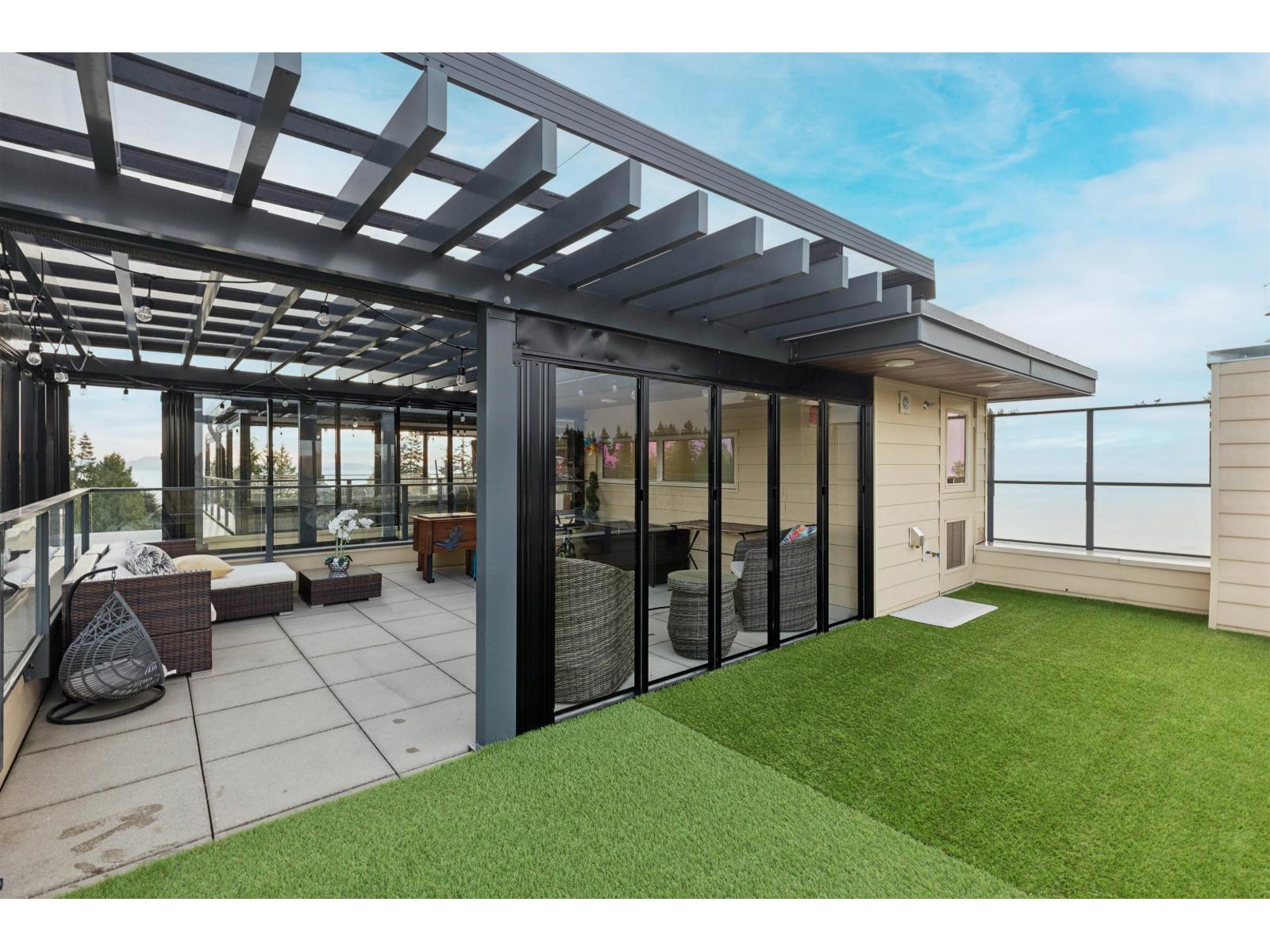 501 14022 NORTH BLUFF ROAD, White Rock