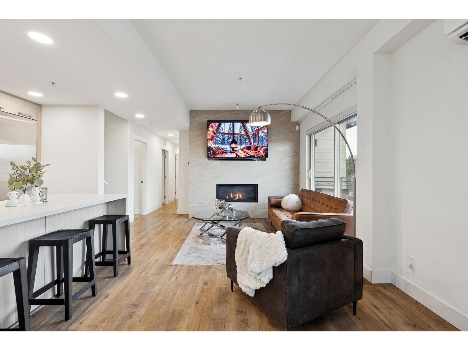 501 14022 NORTH BLUFF ROAD, White Rock