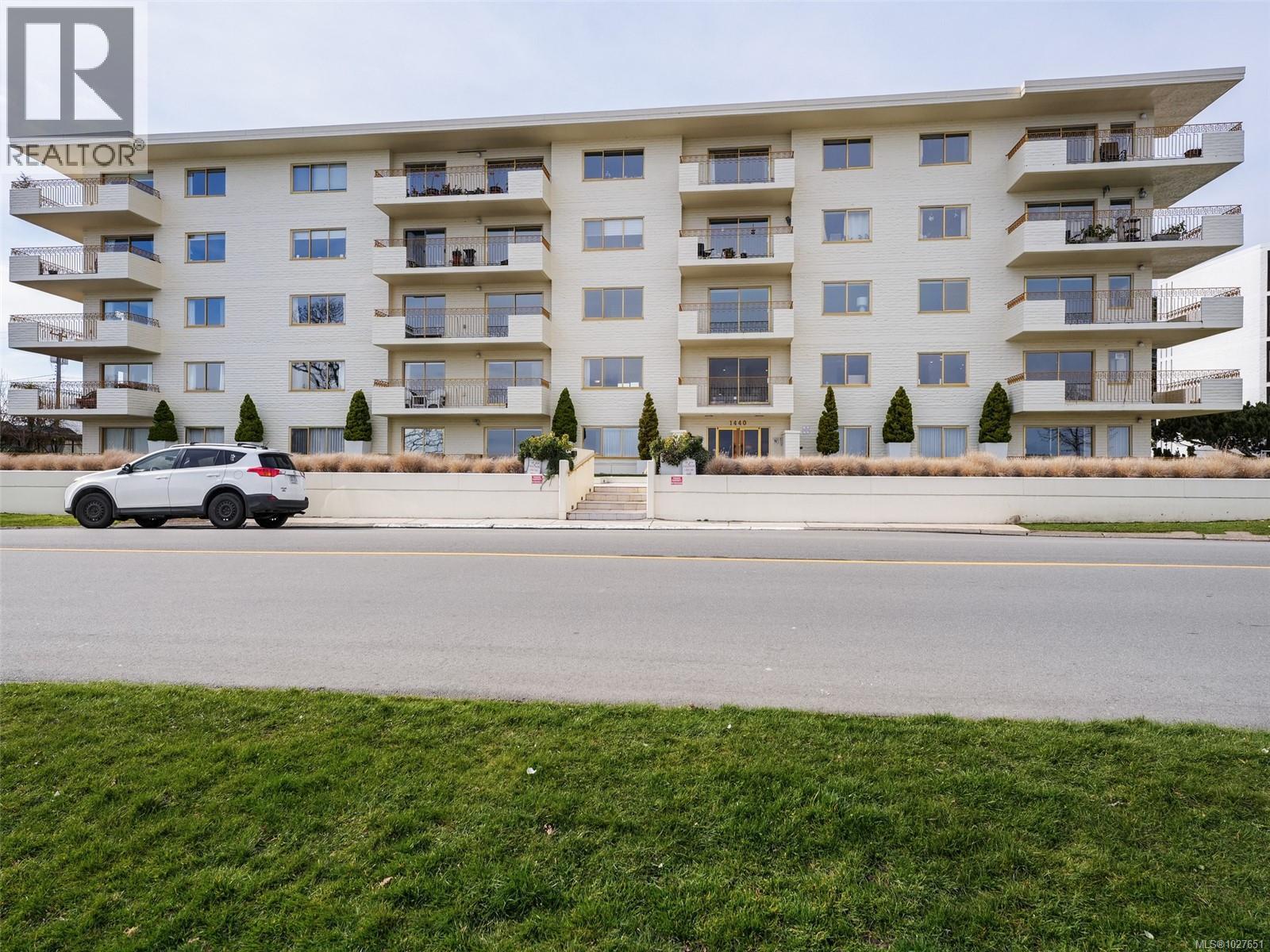 202 1440 Beach Drive, Oak Bay