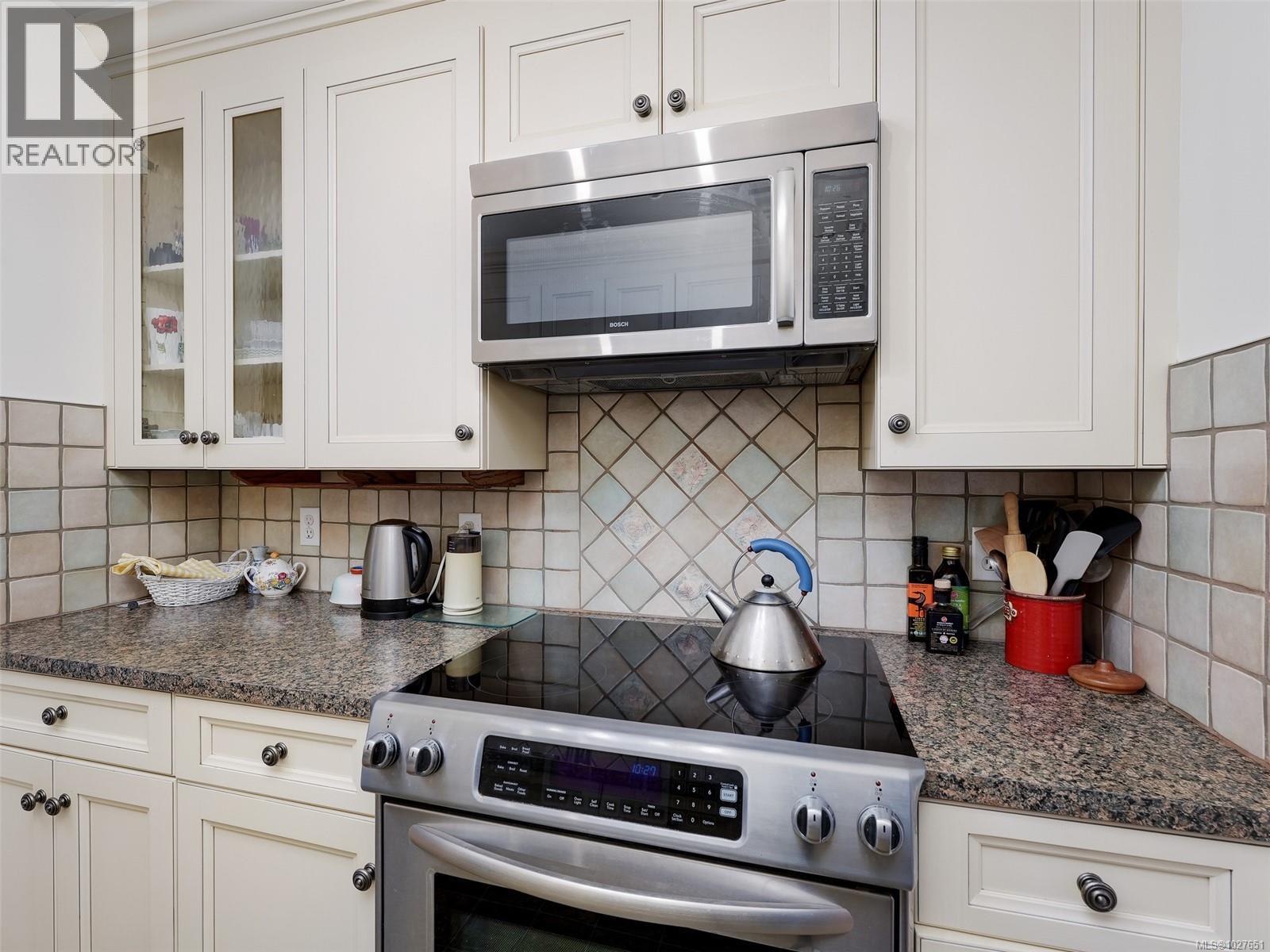 202 1440 Beach Drive, Oak Bay