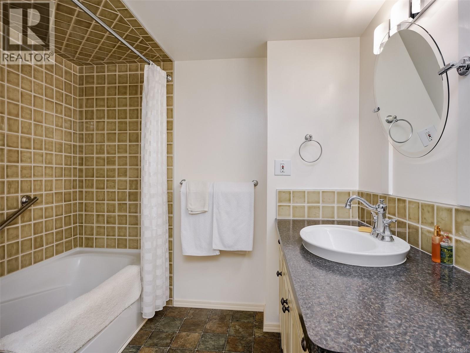 202 1440 Beach Drive, Oak Bay