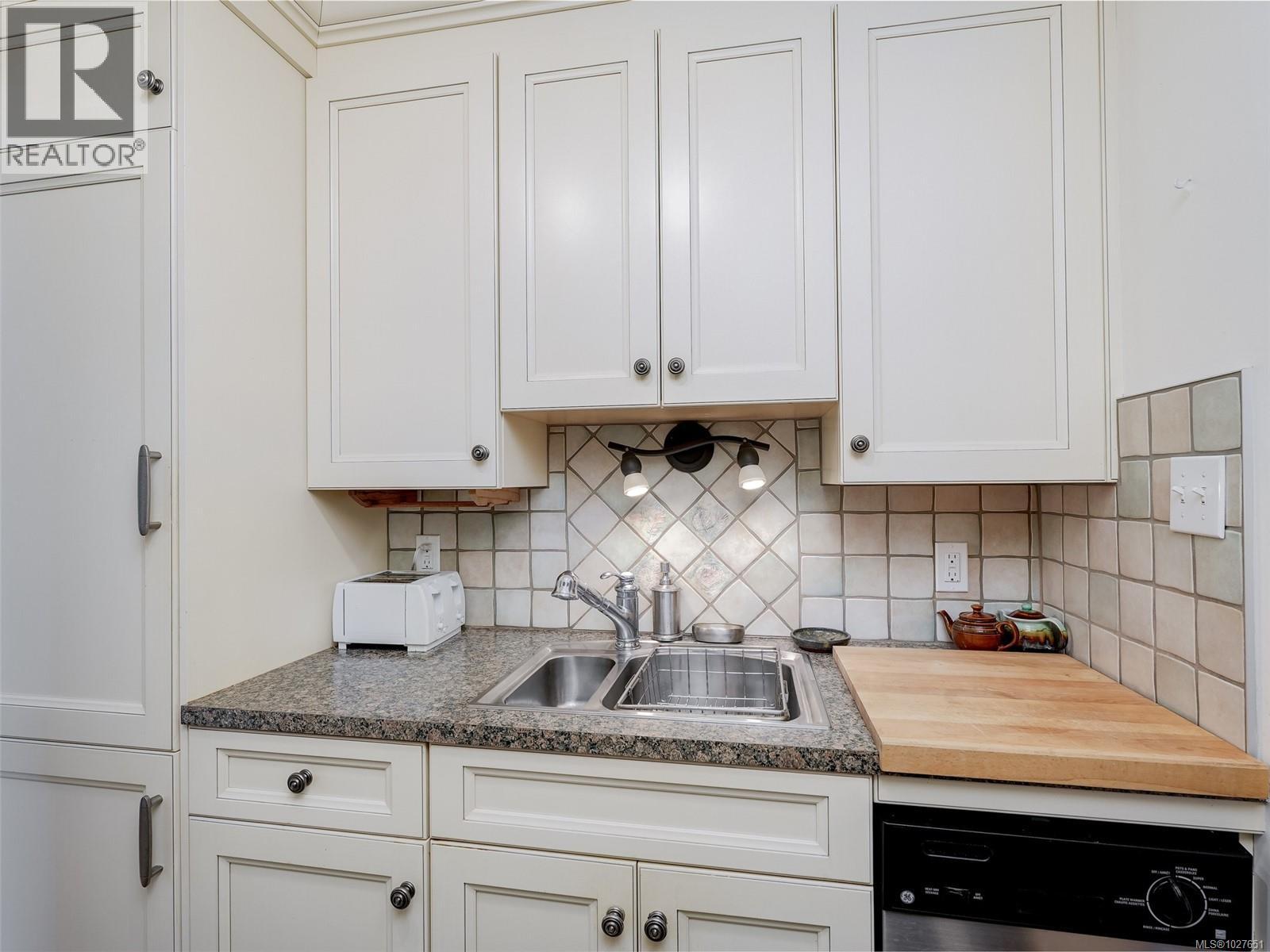 202 1440 Beach Drive, Oak Bay