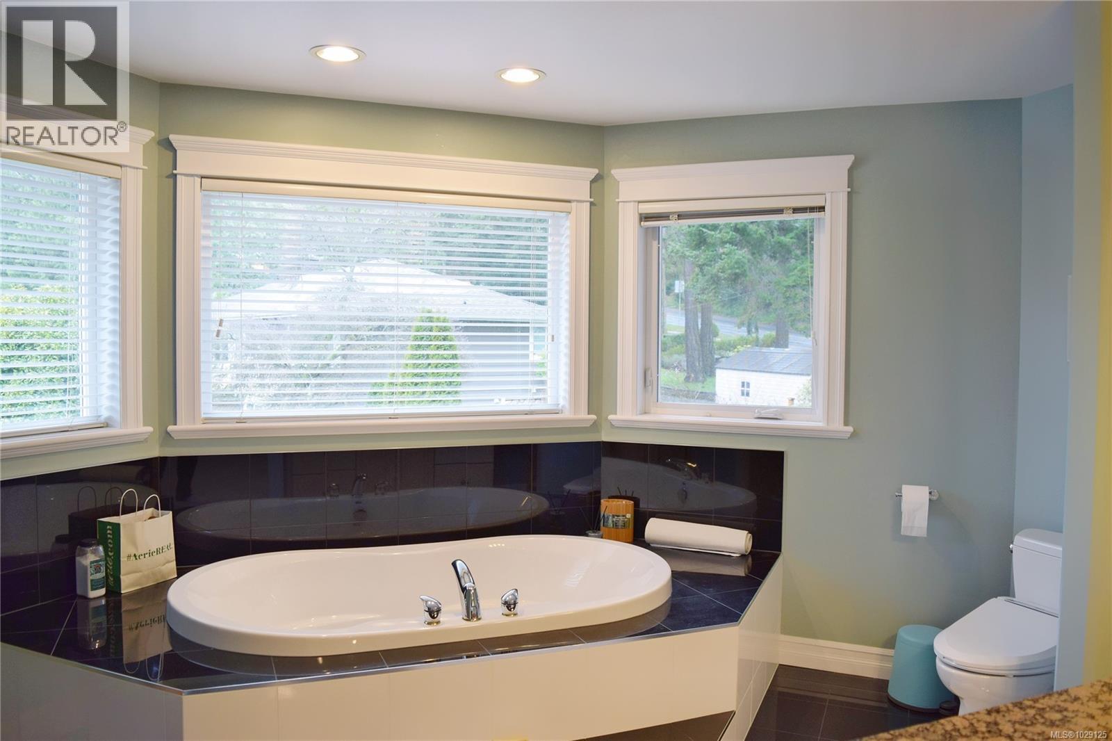  2201 ARBUTUS COVE Lane, Saanich