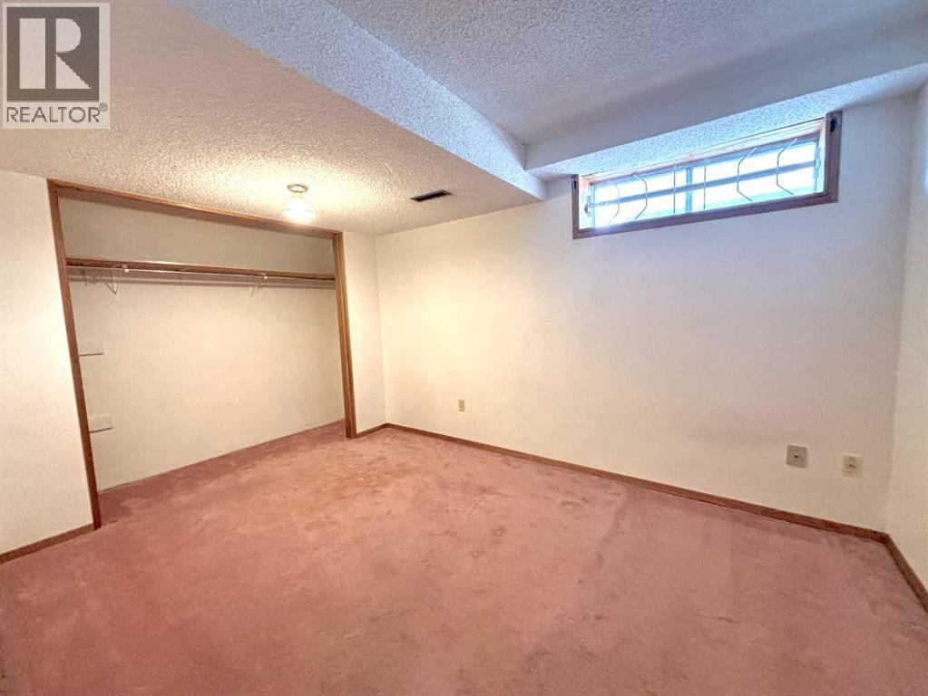 Single Family House for Sale in  Sandringham Close NW Sandstone Valley Calgary 