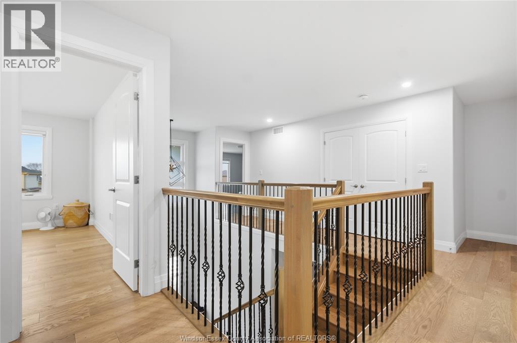 37 KINGSBRIDGE DRIVE - 18