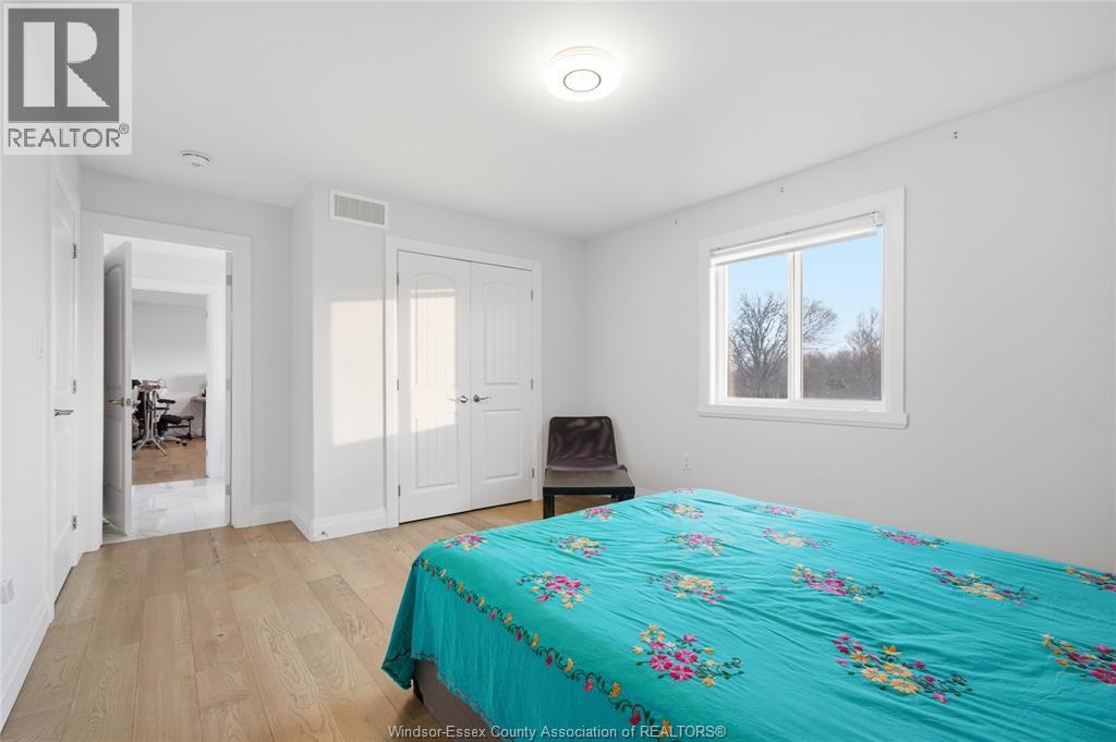 37 KINGSBRIDGE DRIVE - 24