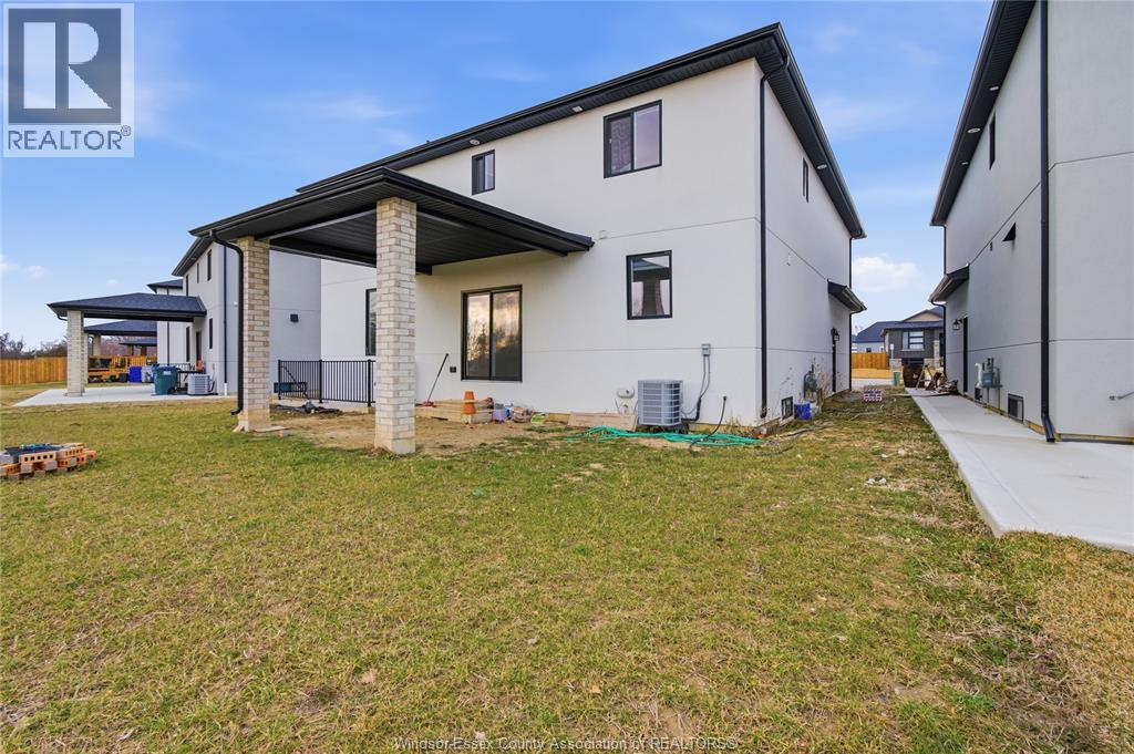 37 KINGSBRIDGE DRIVE - 32