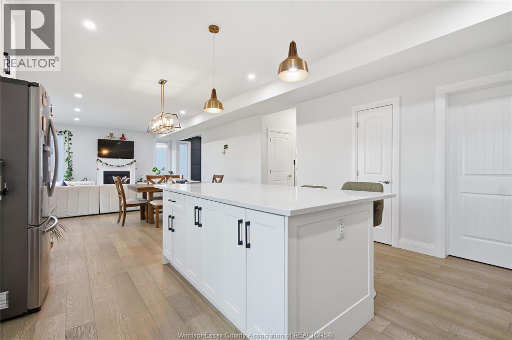 37 KINGSBRIDGE DRIVE - 4