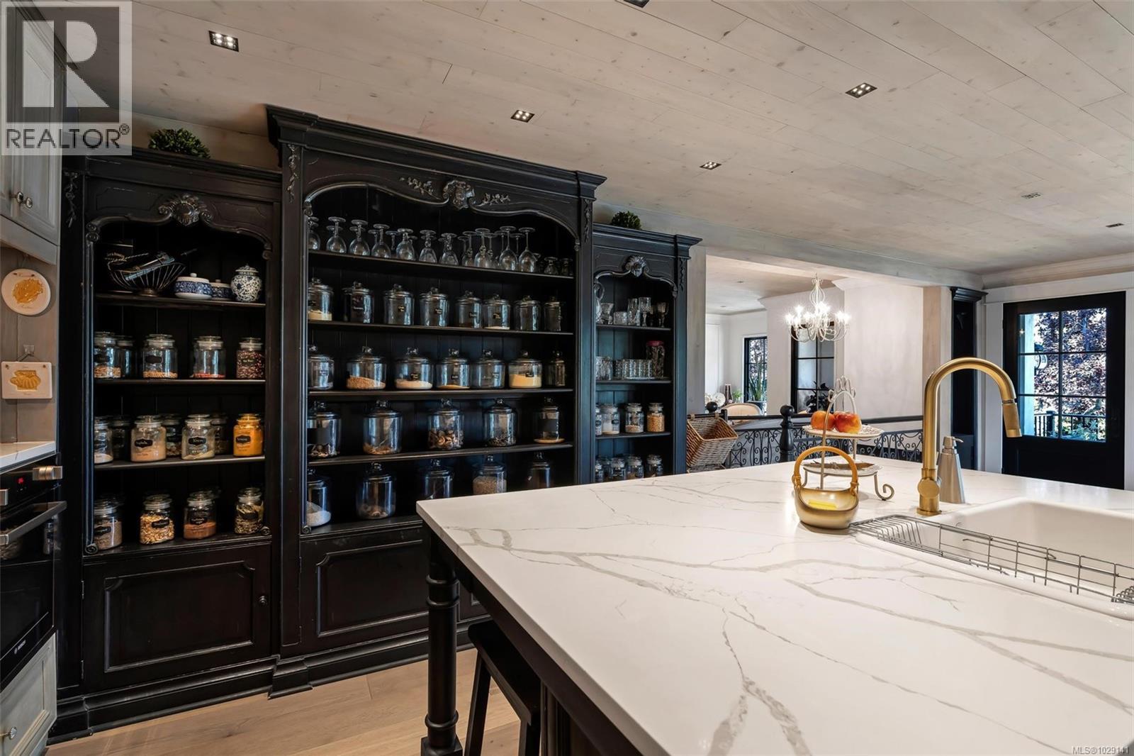 867 VICTORIA AVE - 10