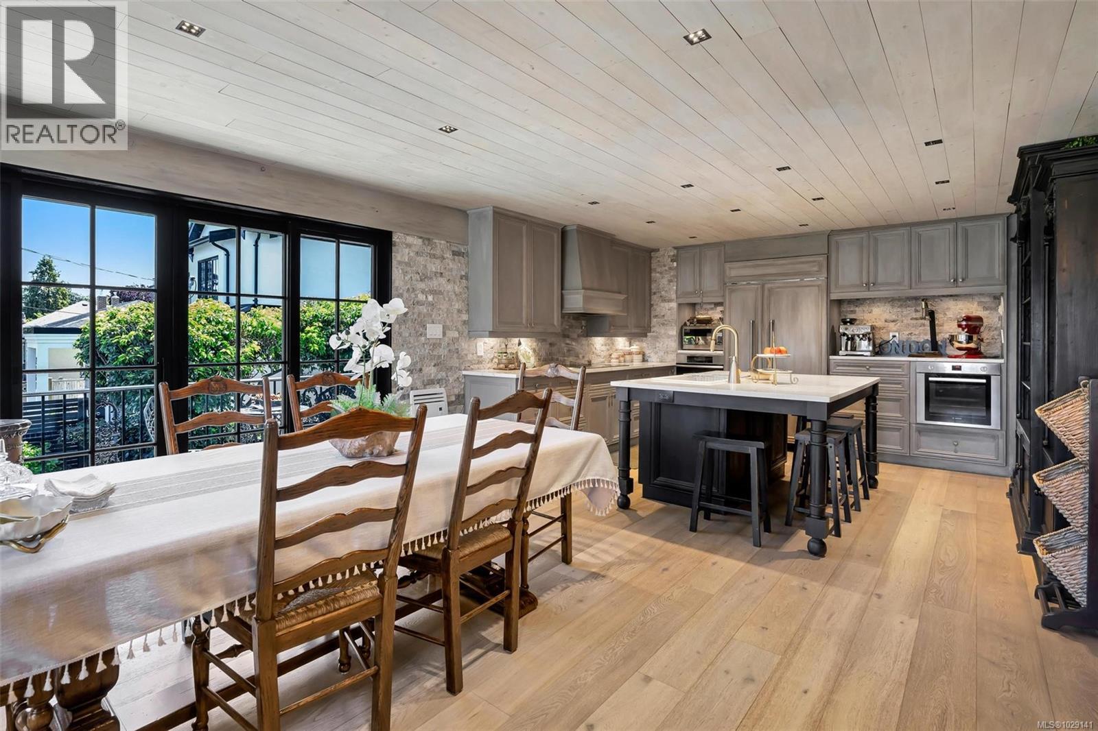 867 VICTORIA AVE - 11