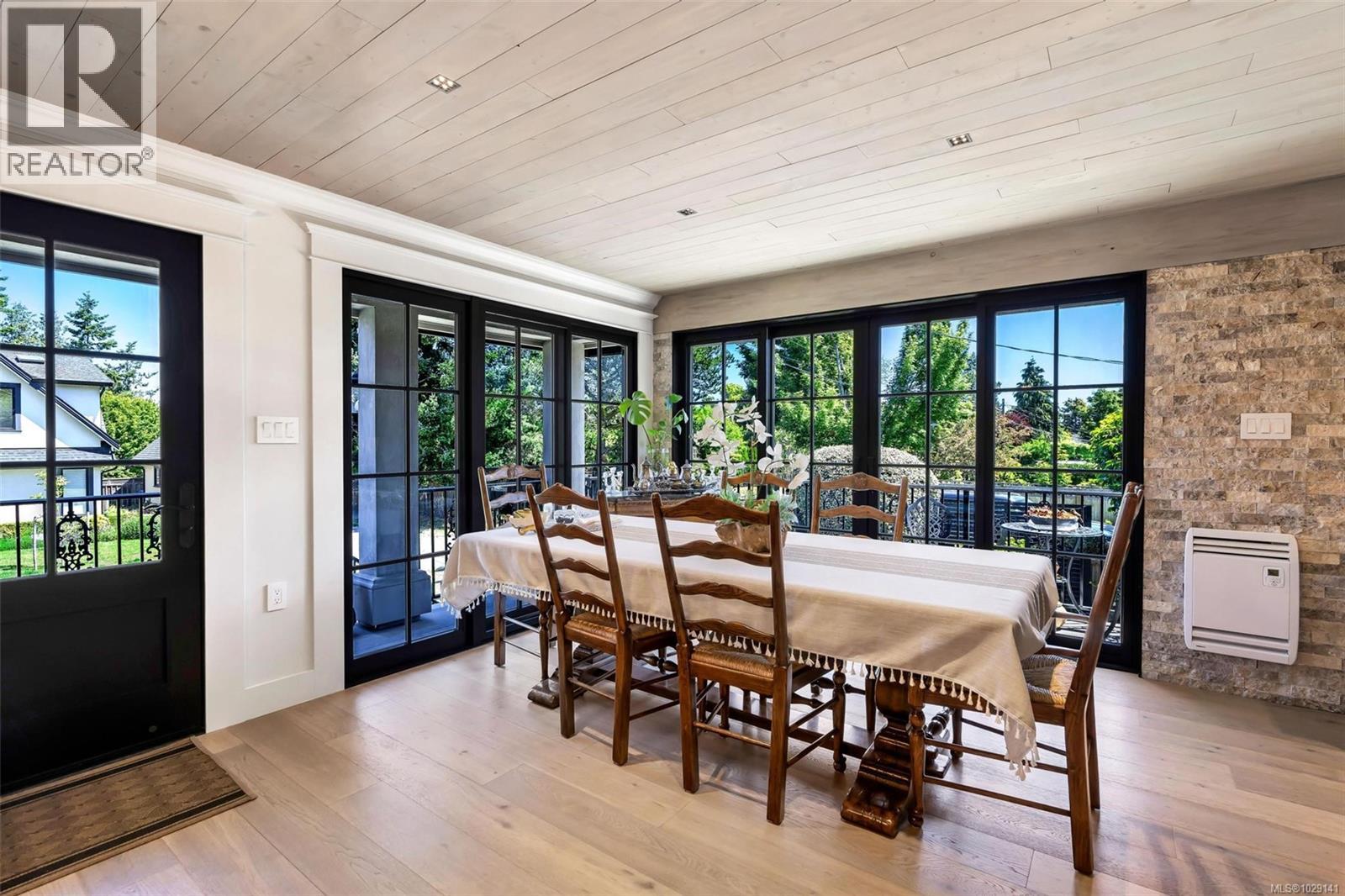 867 VICTORIA AVE - 12