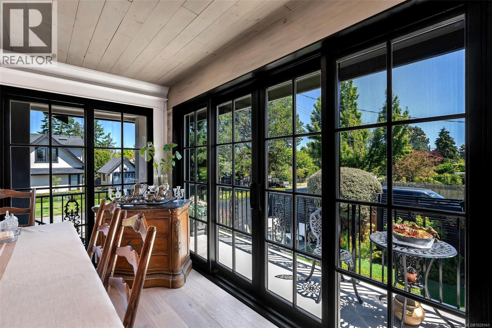 867 VICTORIA AVE - 13