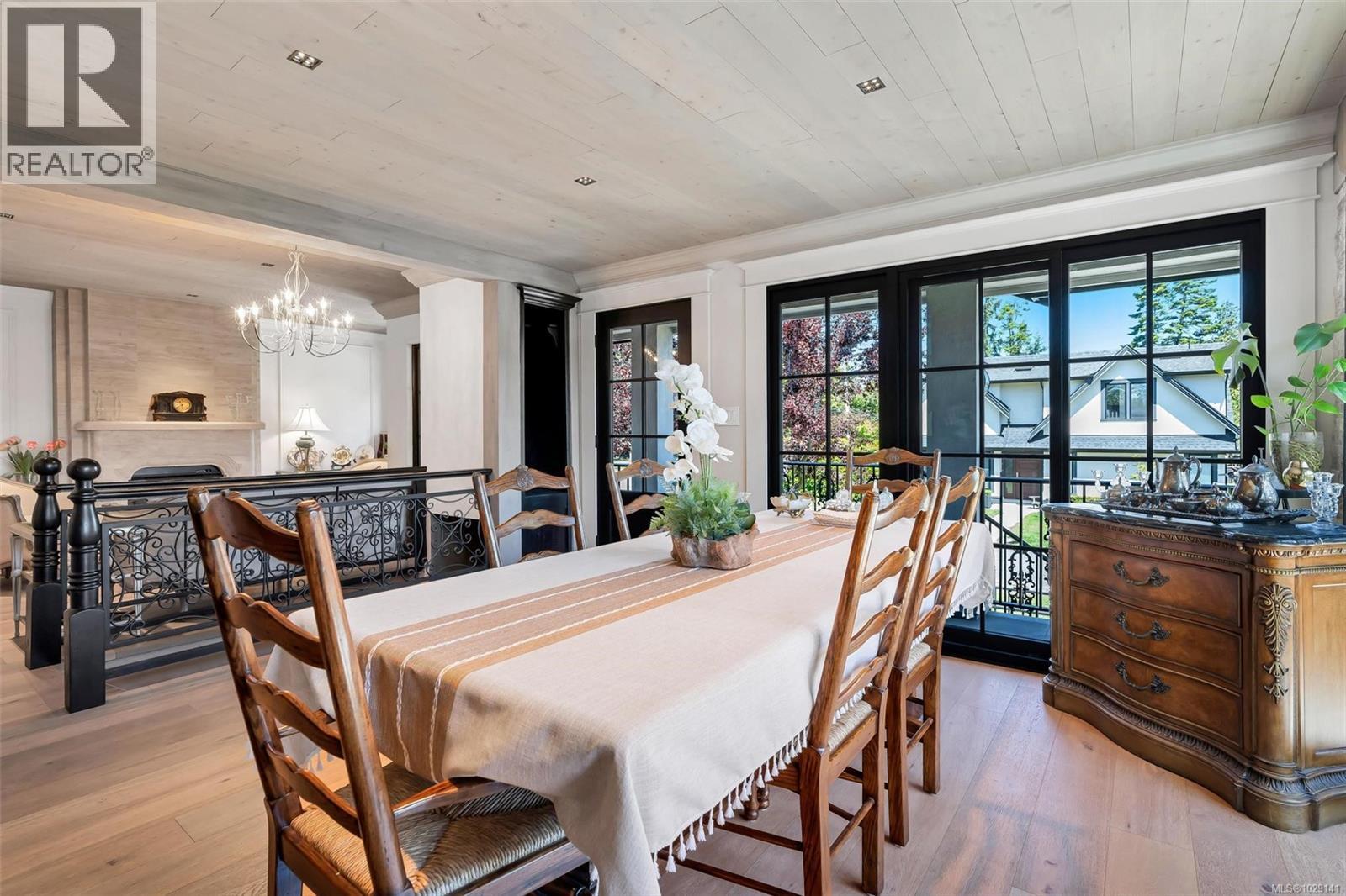 867 VICTORIA AVE - 14