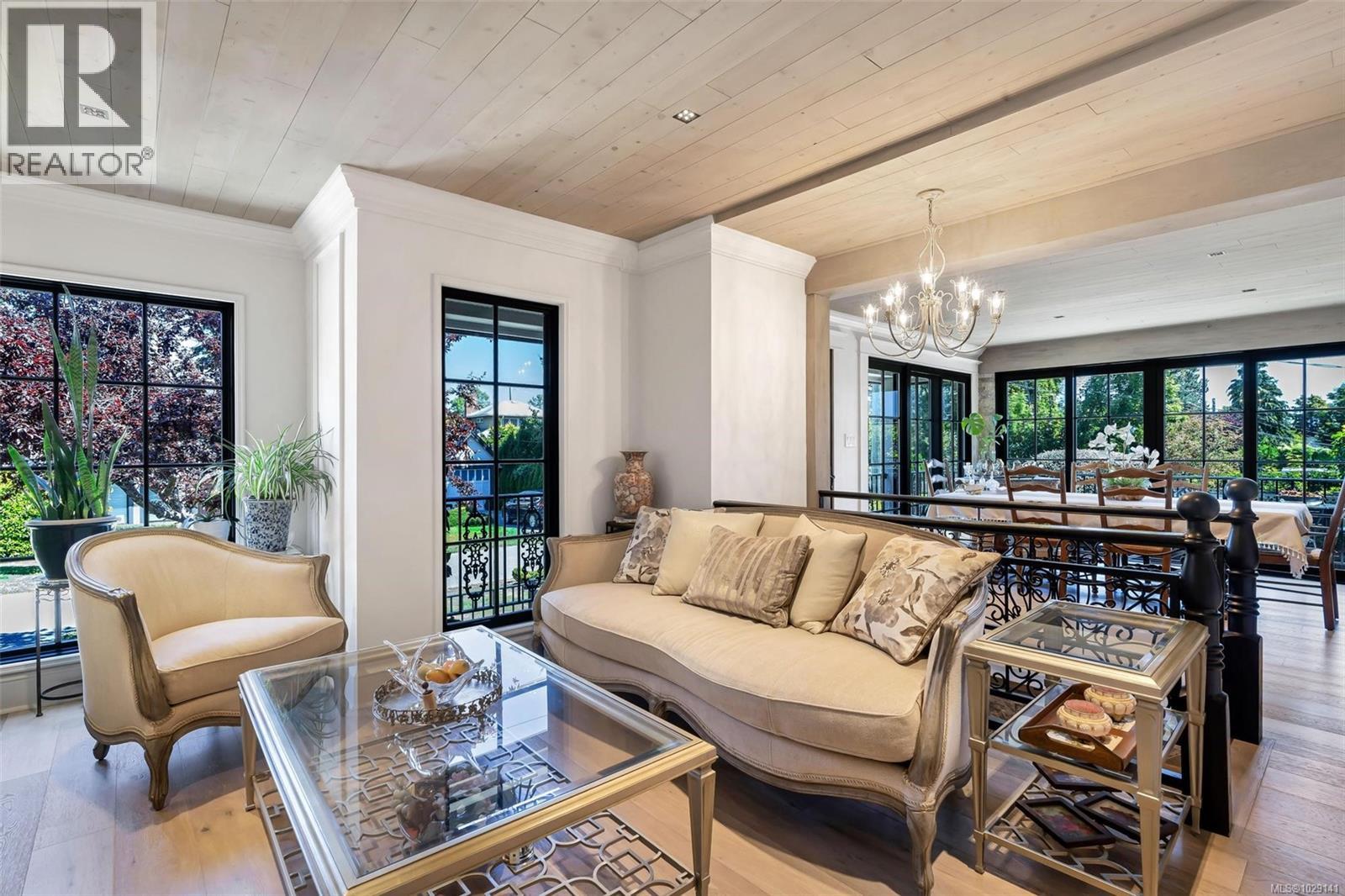 867 VICTORIA AVE - 15