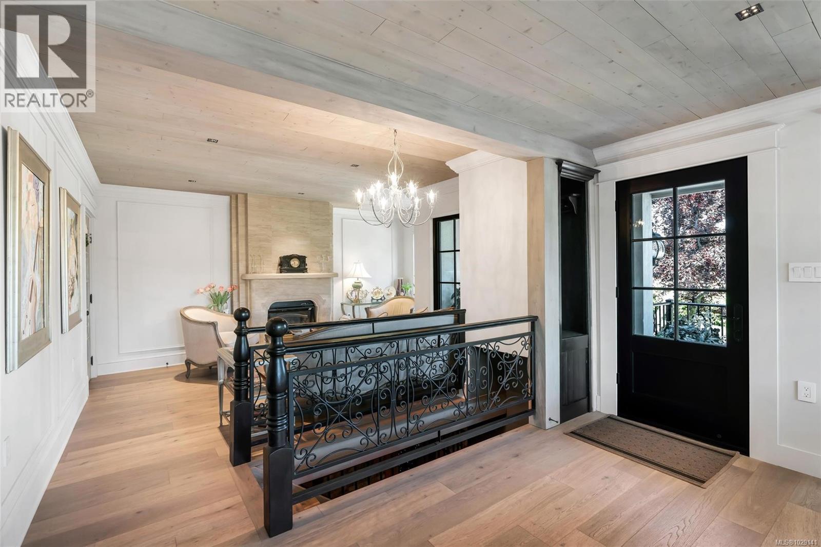 867 VICTORIA AVE - 18