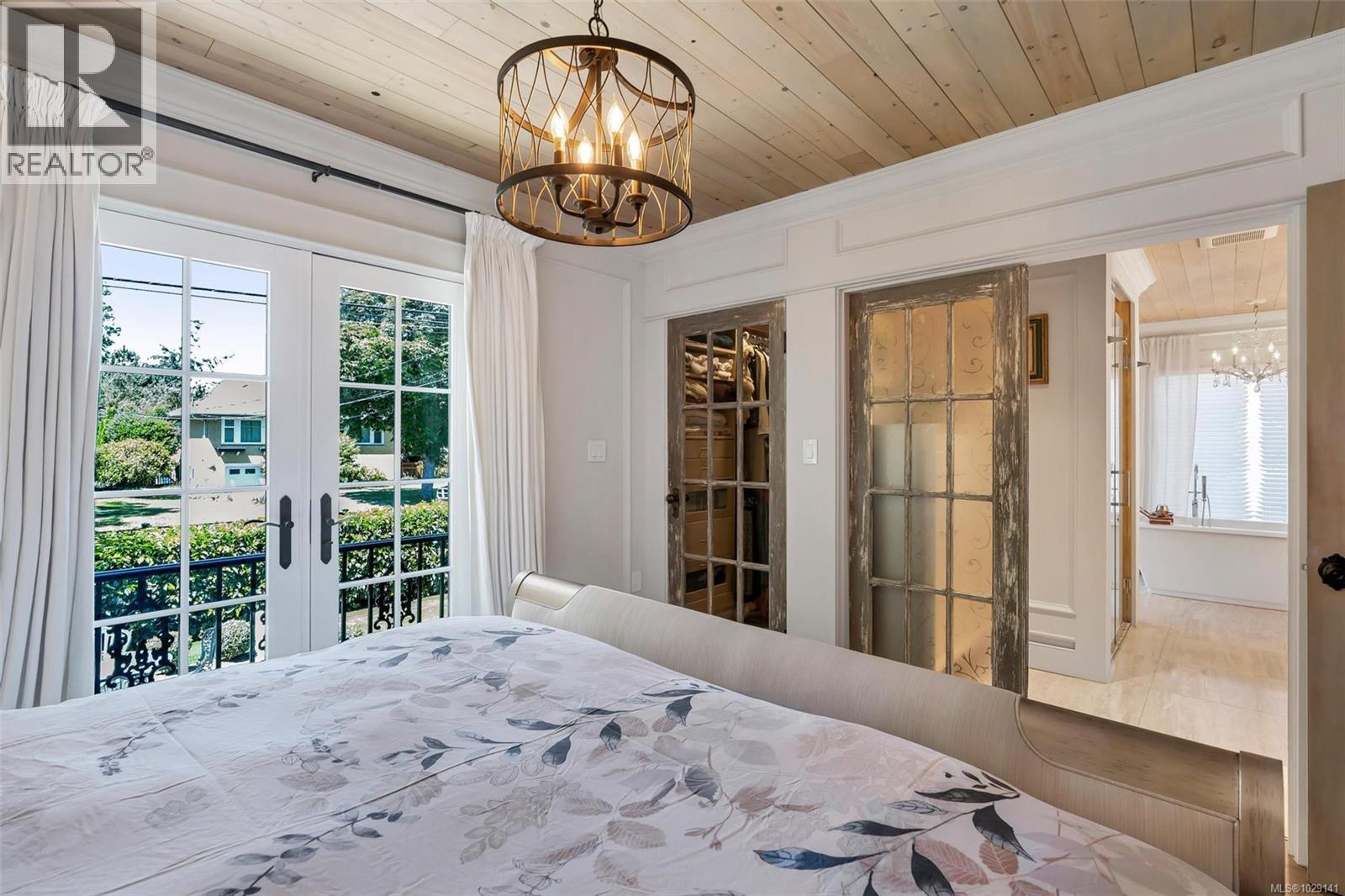 867 VICTORIA AVE - 22