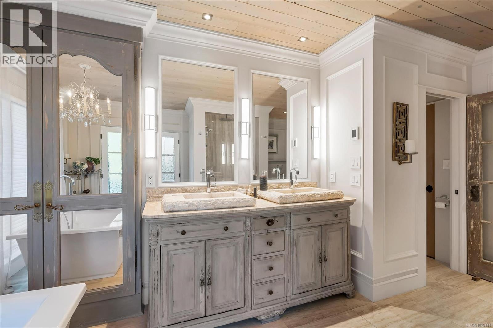 867 VICTORIA AVE - 24