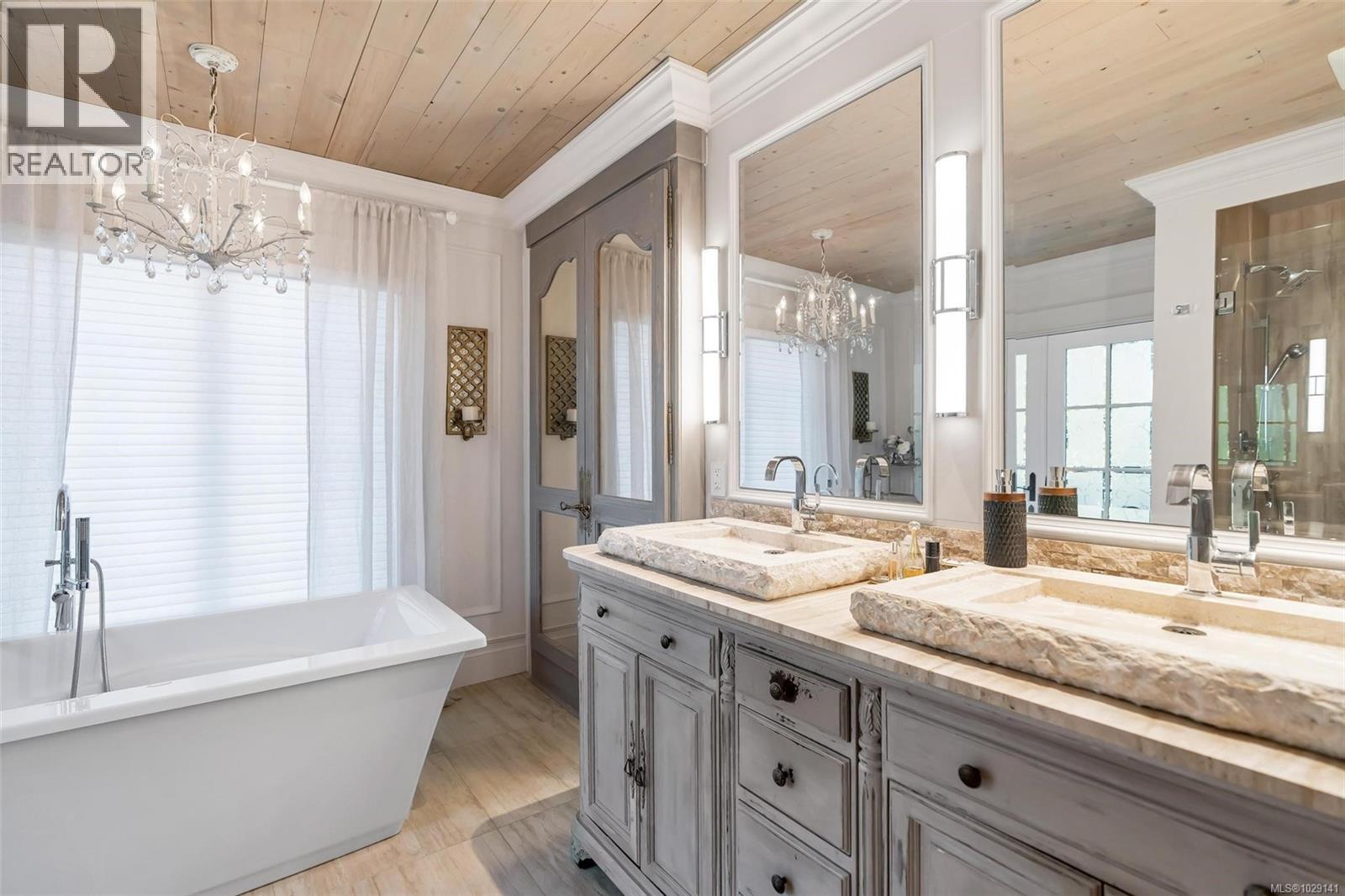 867 VICTORIA AVE - 25