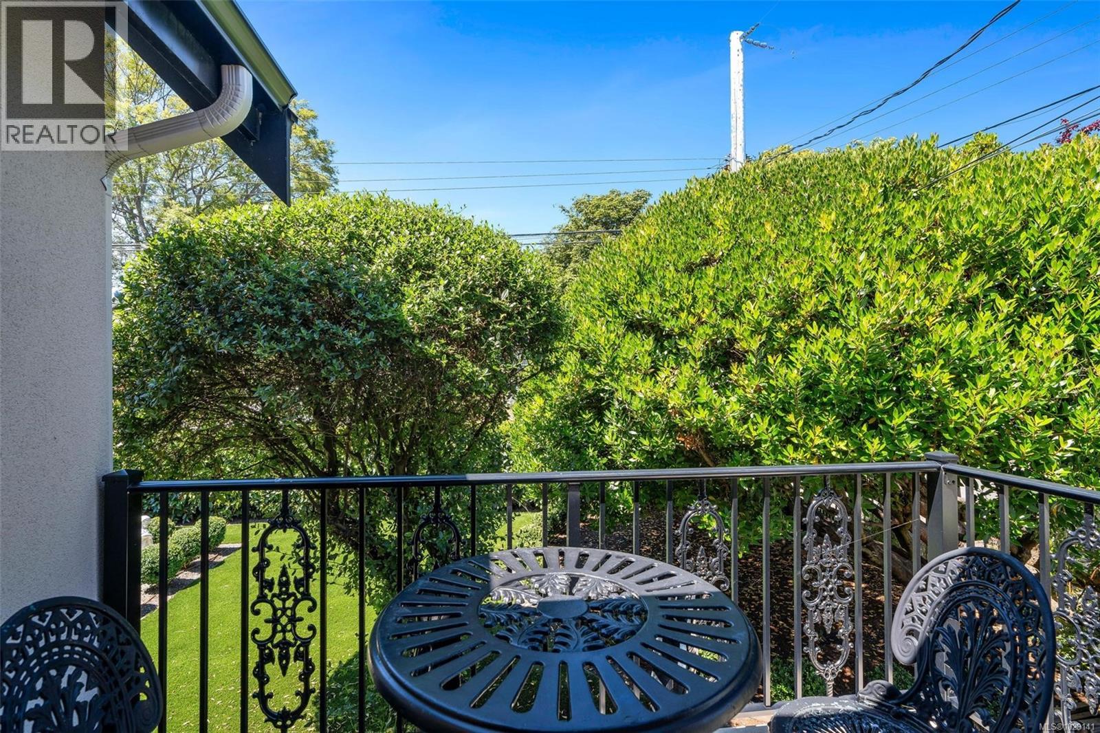 867 VICTORIA AVE - 27