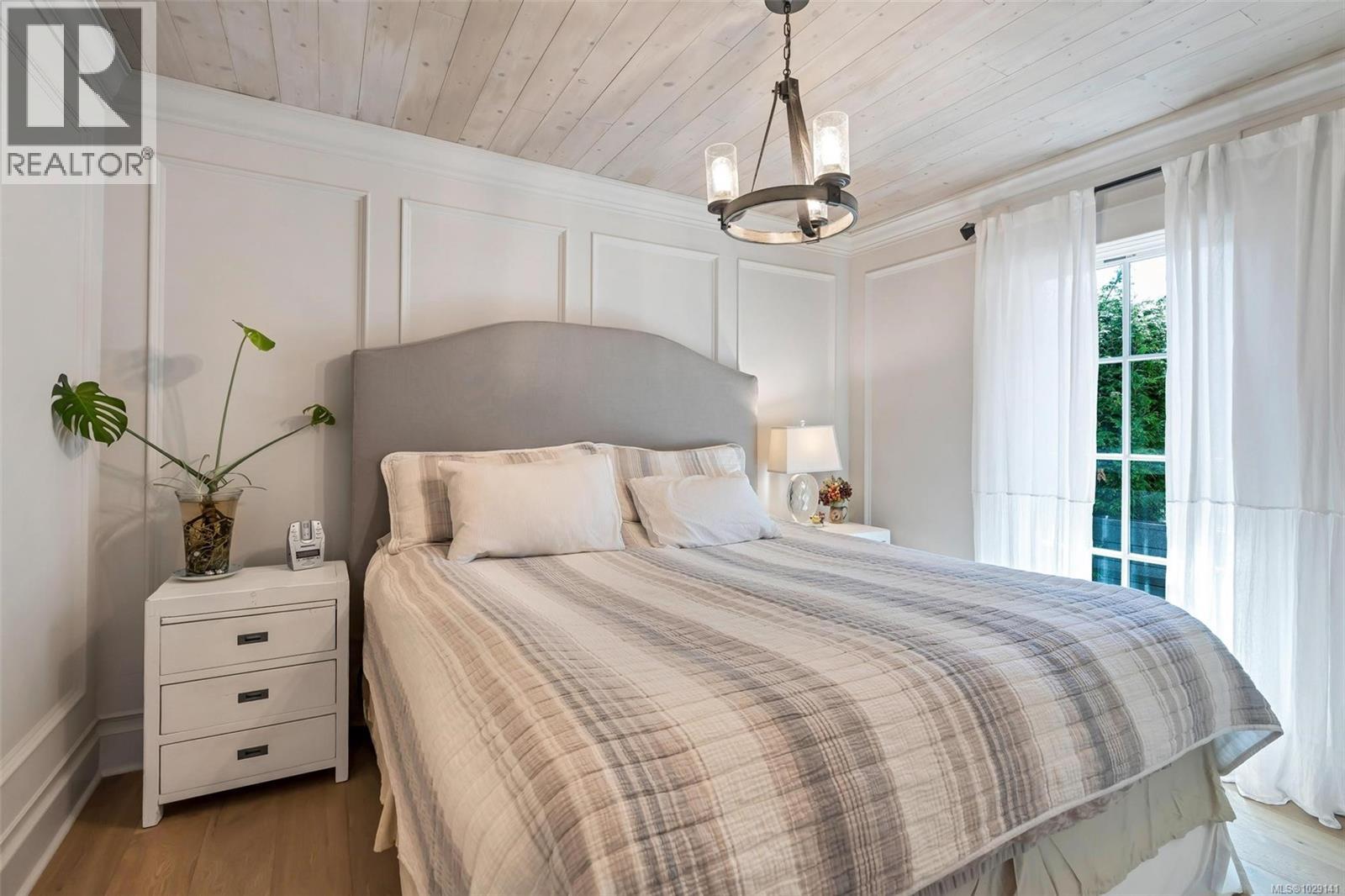 867 VICTORIA AVE - 32