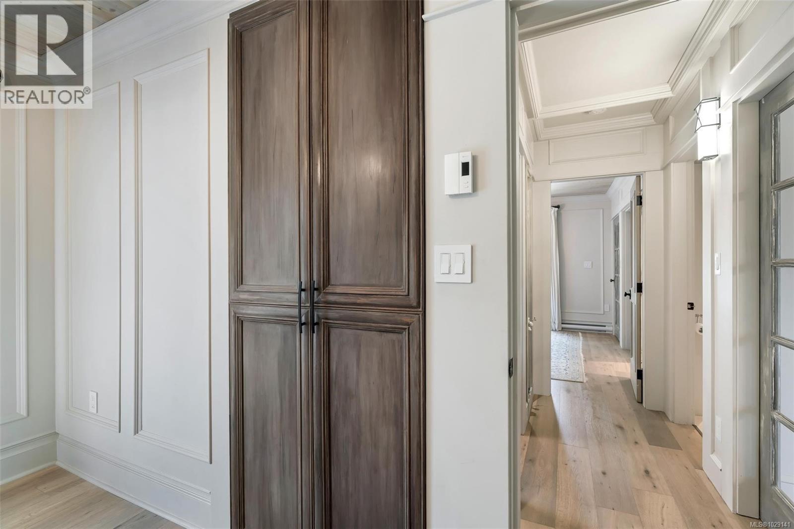 867 VICTORIA AVE - 33