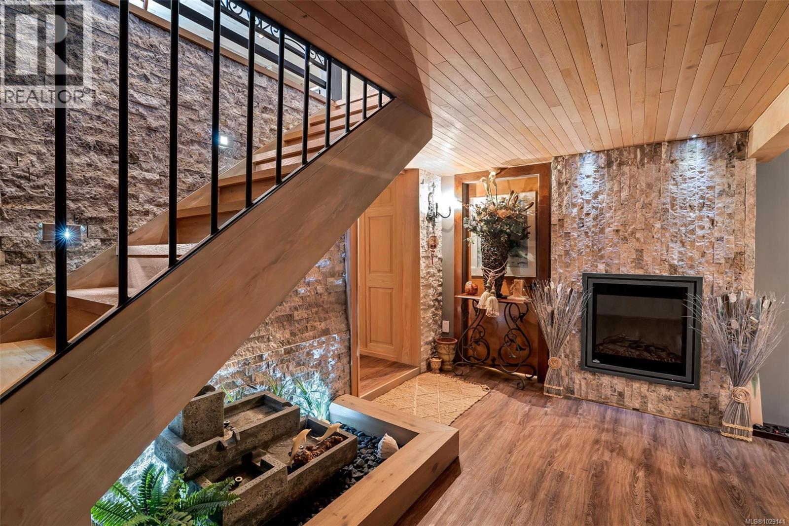 867 VICTORIA AVE - 35