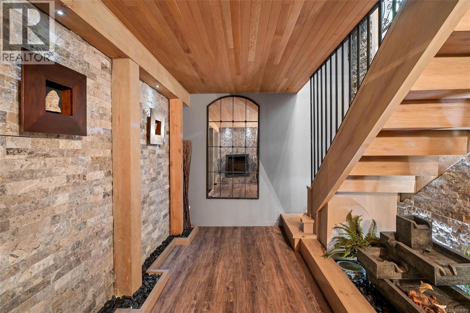 867 VICTORIA AVE - 36