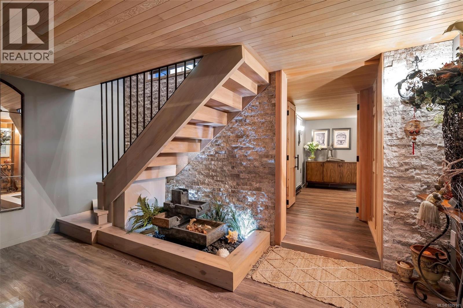 867 VICTORIA AVE - 37