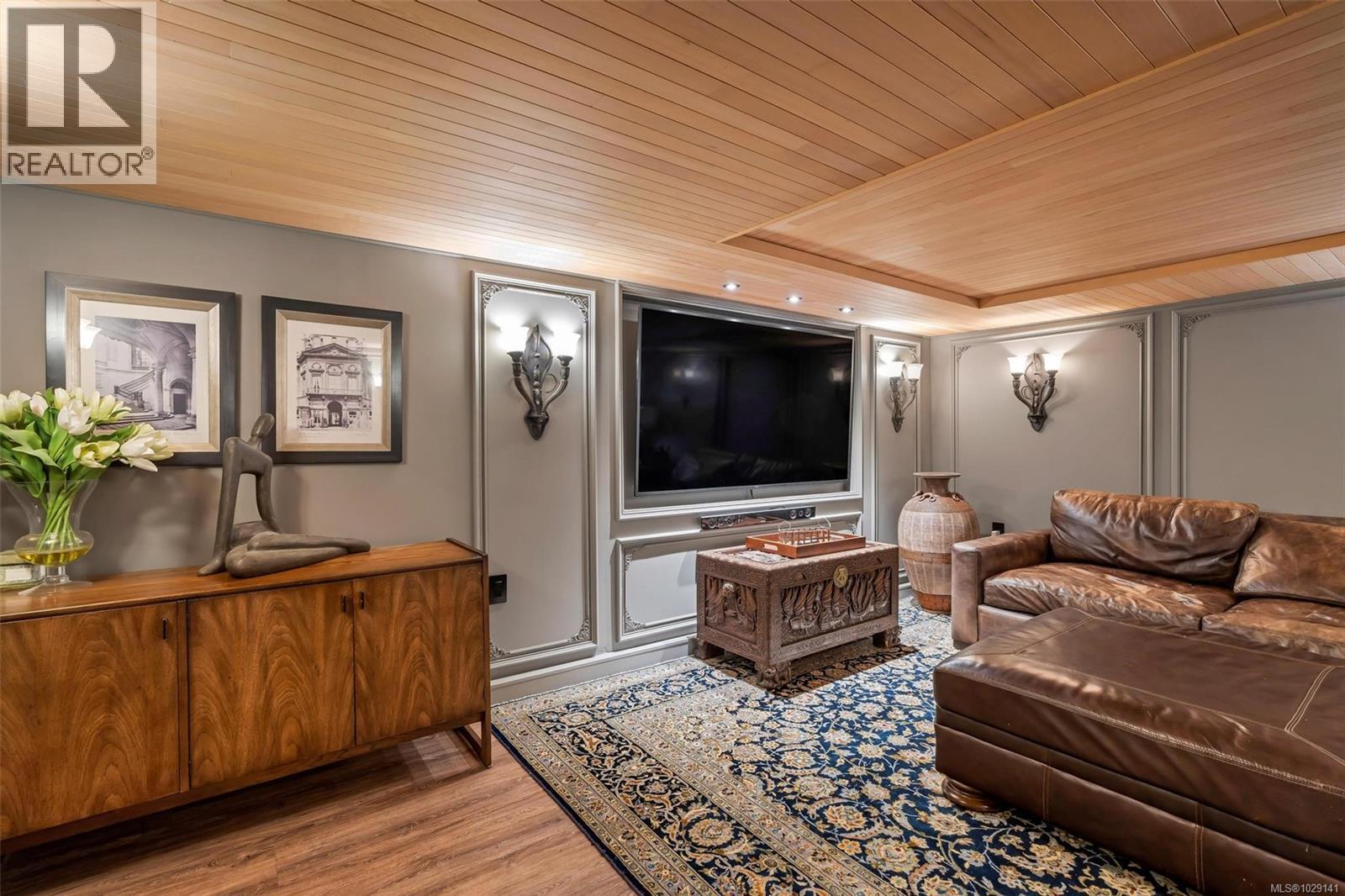 867 VICTORIA AVE - 38