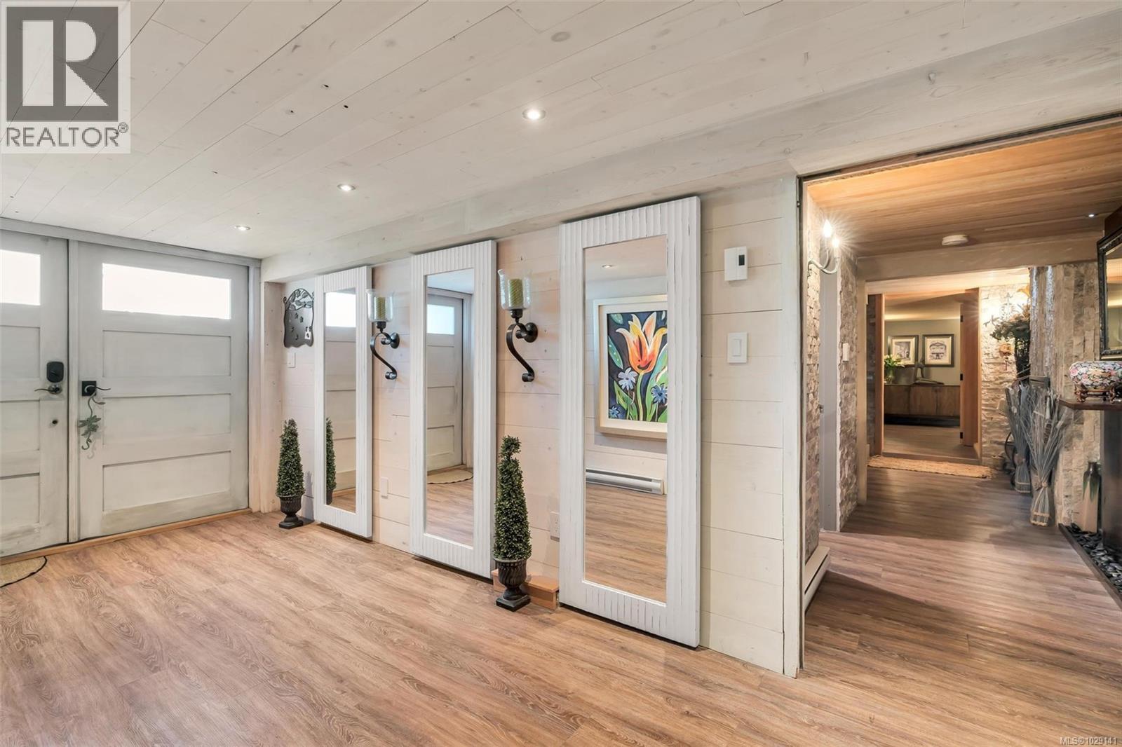 867 VICTORIA AVE - 43