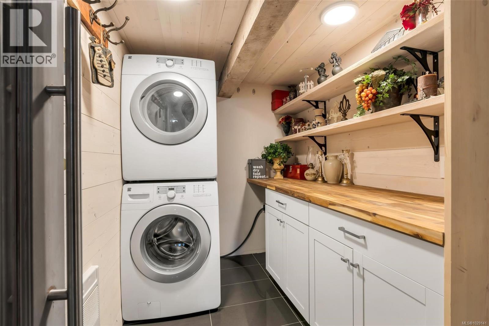 867 VICTORIA AVE - 44