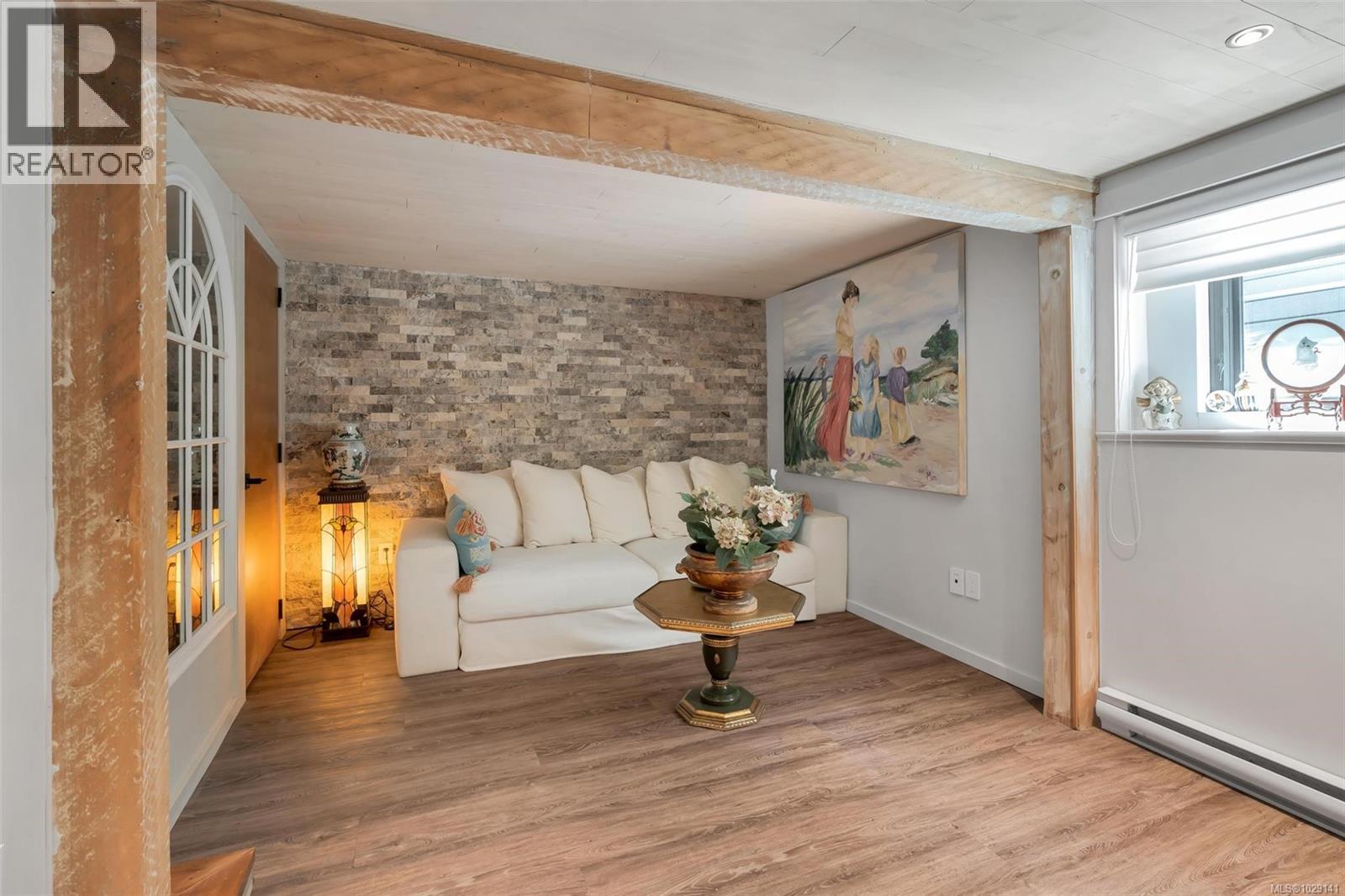 867 VICTORIA AVE - 45