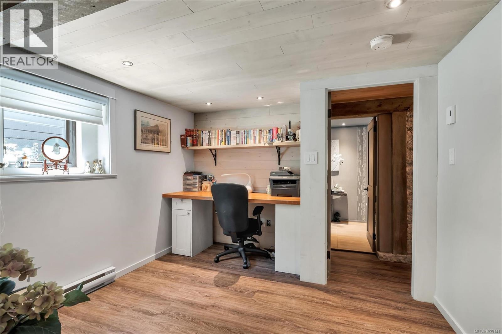 867 VICTORIA AVE - 46