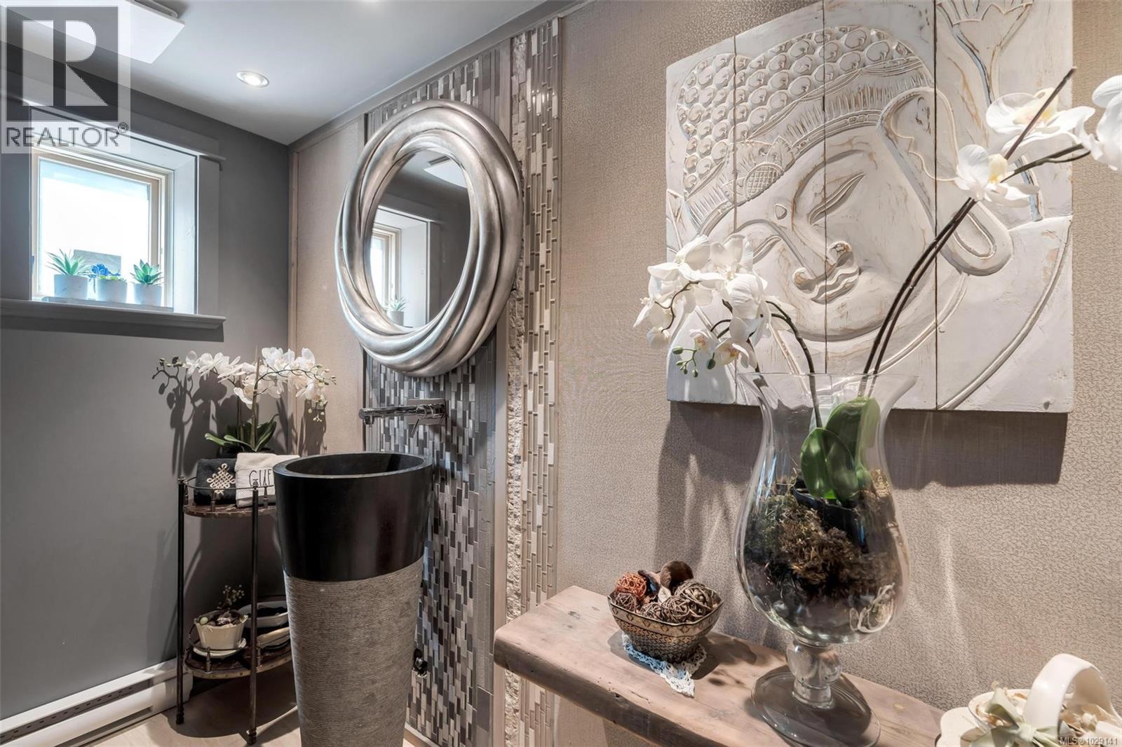 867 VICTORIA AVE - 47