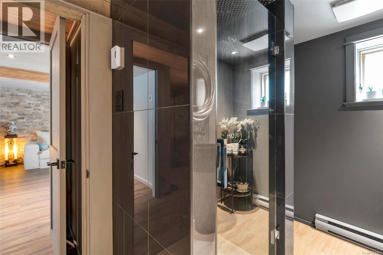 867 VICTORIA AVE - 48