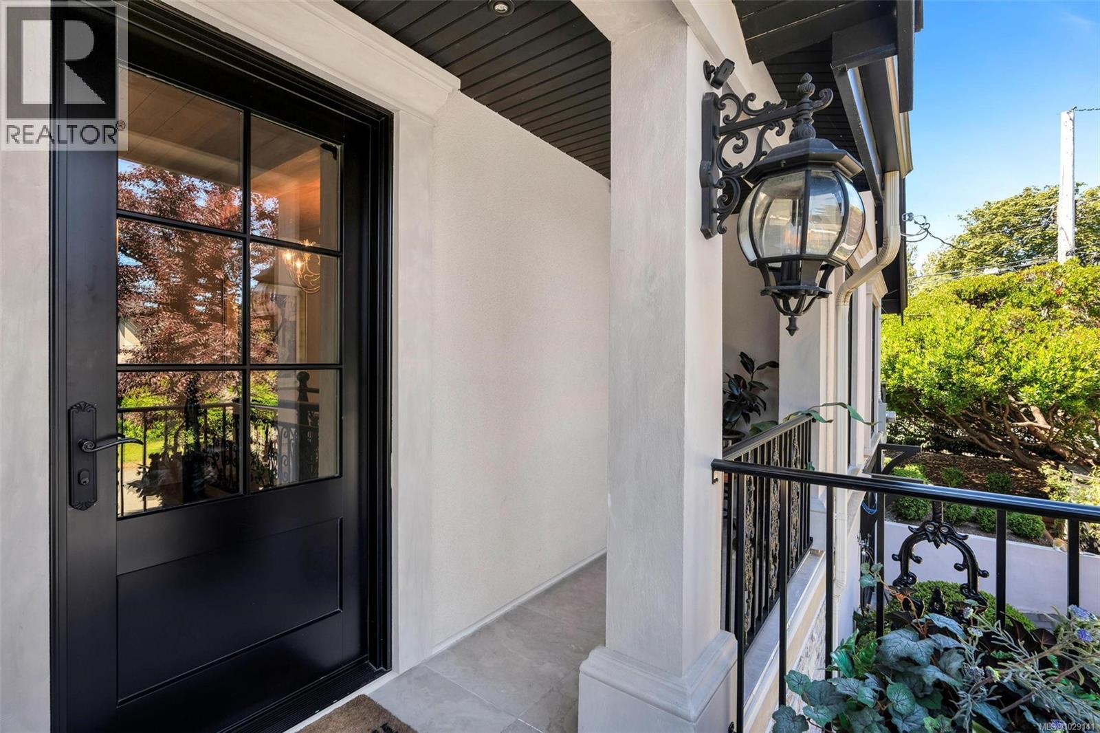 867 VICTORIA AVE - 5