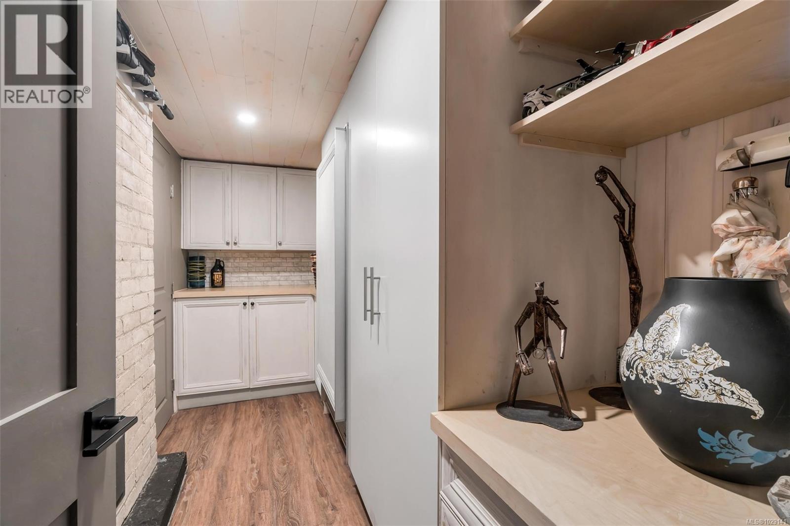 867 VICTORIA AVE - 50