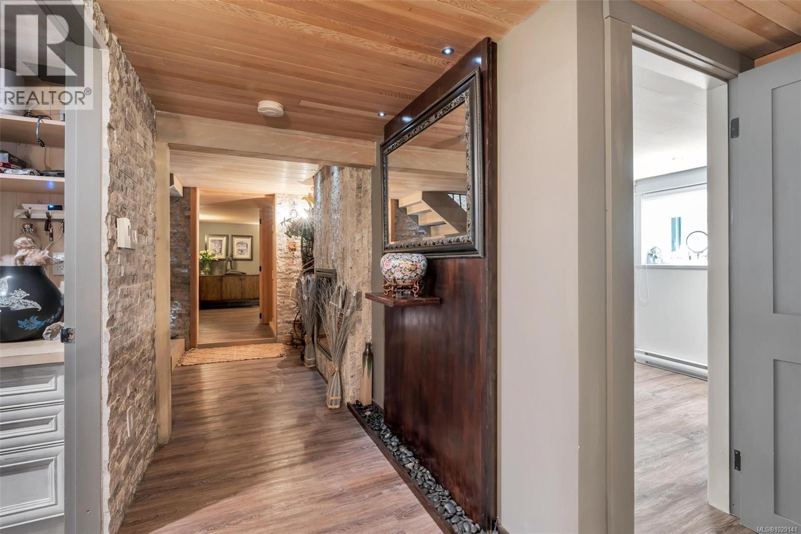 867 VICTORIA AVE - 51