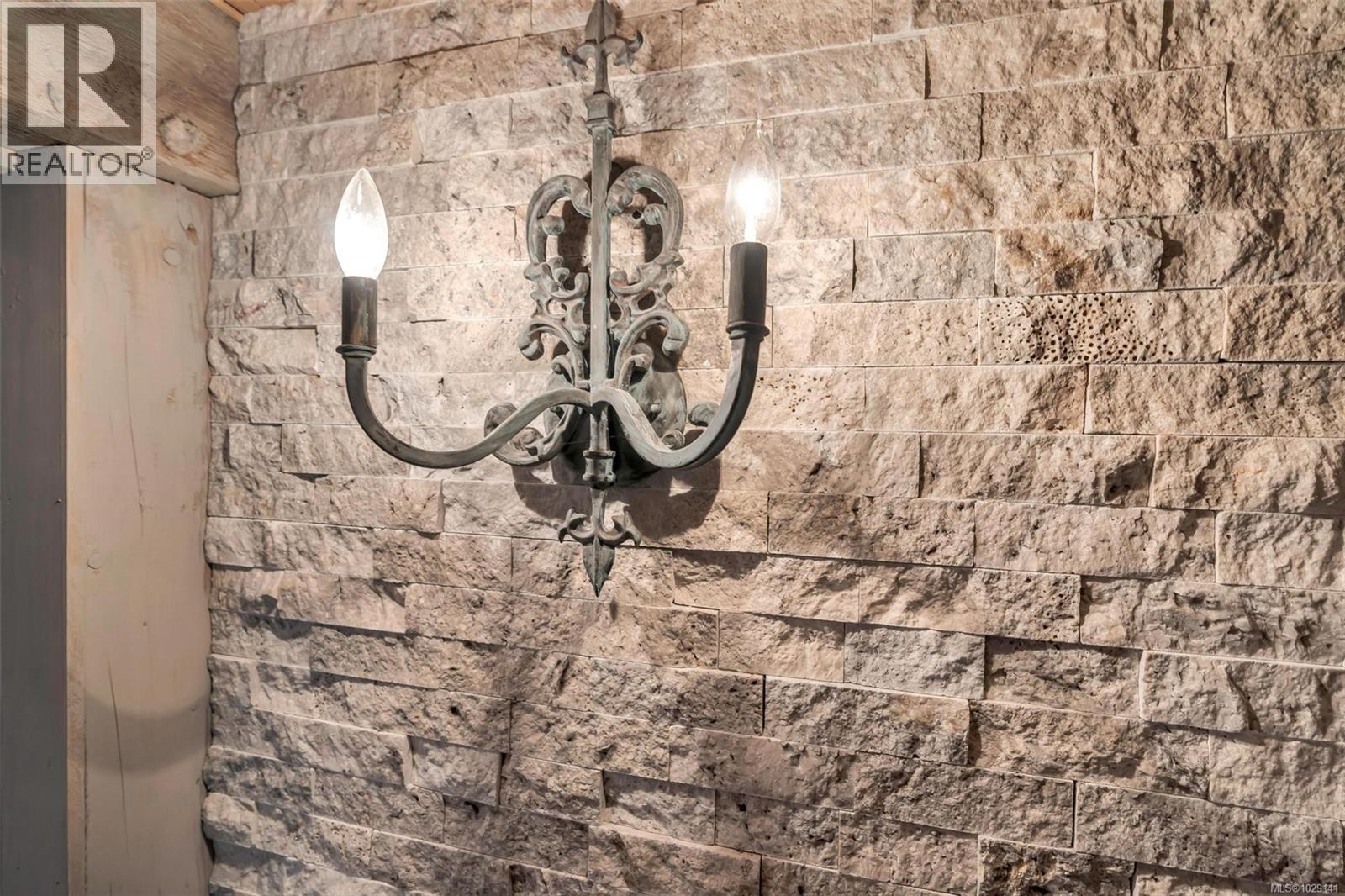 867 VICTORIA AVE - 52