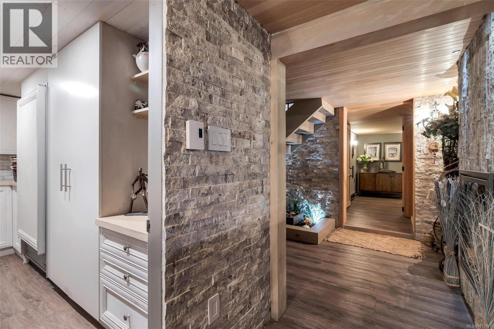 867 VICTORIA AVE - 53